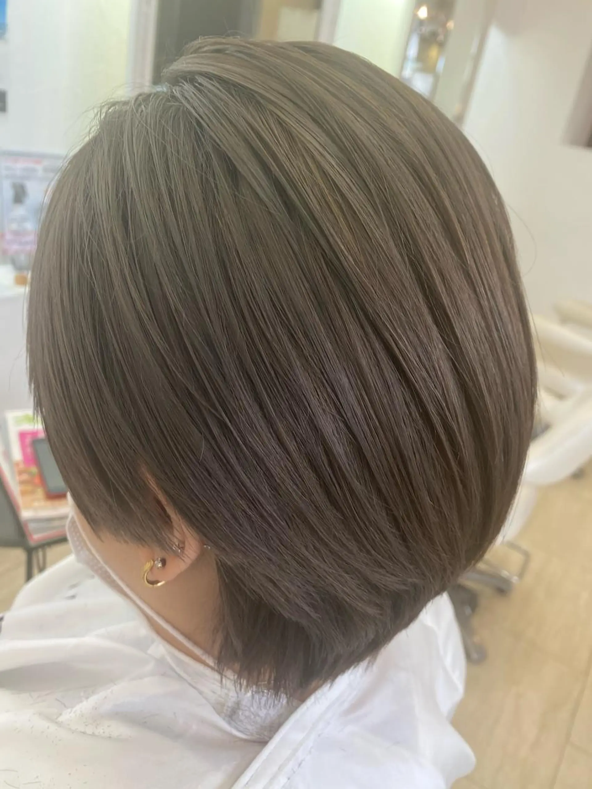 ショート カラー ブリーチ ケアブリーチ シルバー 小林 卓司のヘアスタイル