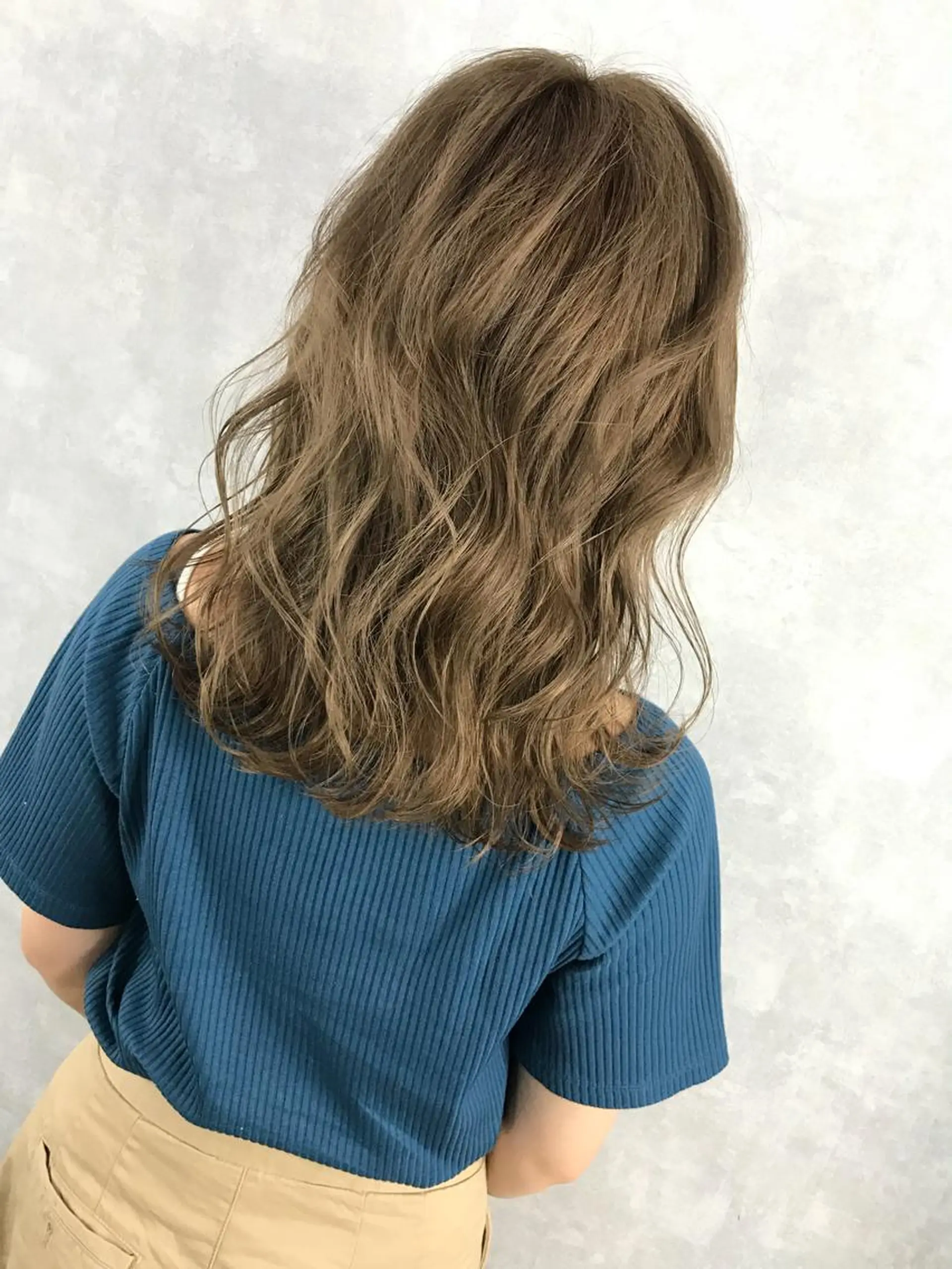 ミディアム カラー ベージュカラー ミルクティーベージュ TOMOYAレイヤー ブリーチ縮毛矯正のヘアスタイル