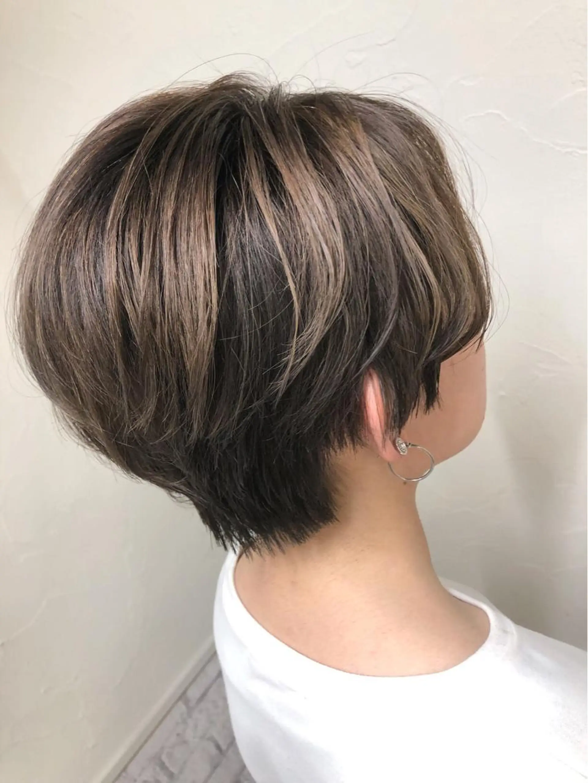 ショート カラー グレージュ ハイライトカラー くびれヘア ハイライト ショートヘア 髪質改善/レイヤー ストウシンゴのヘアスタイル