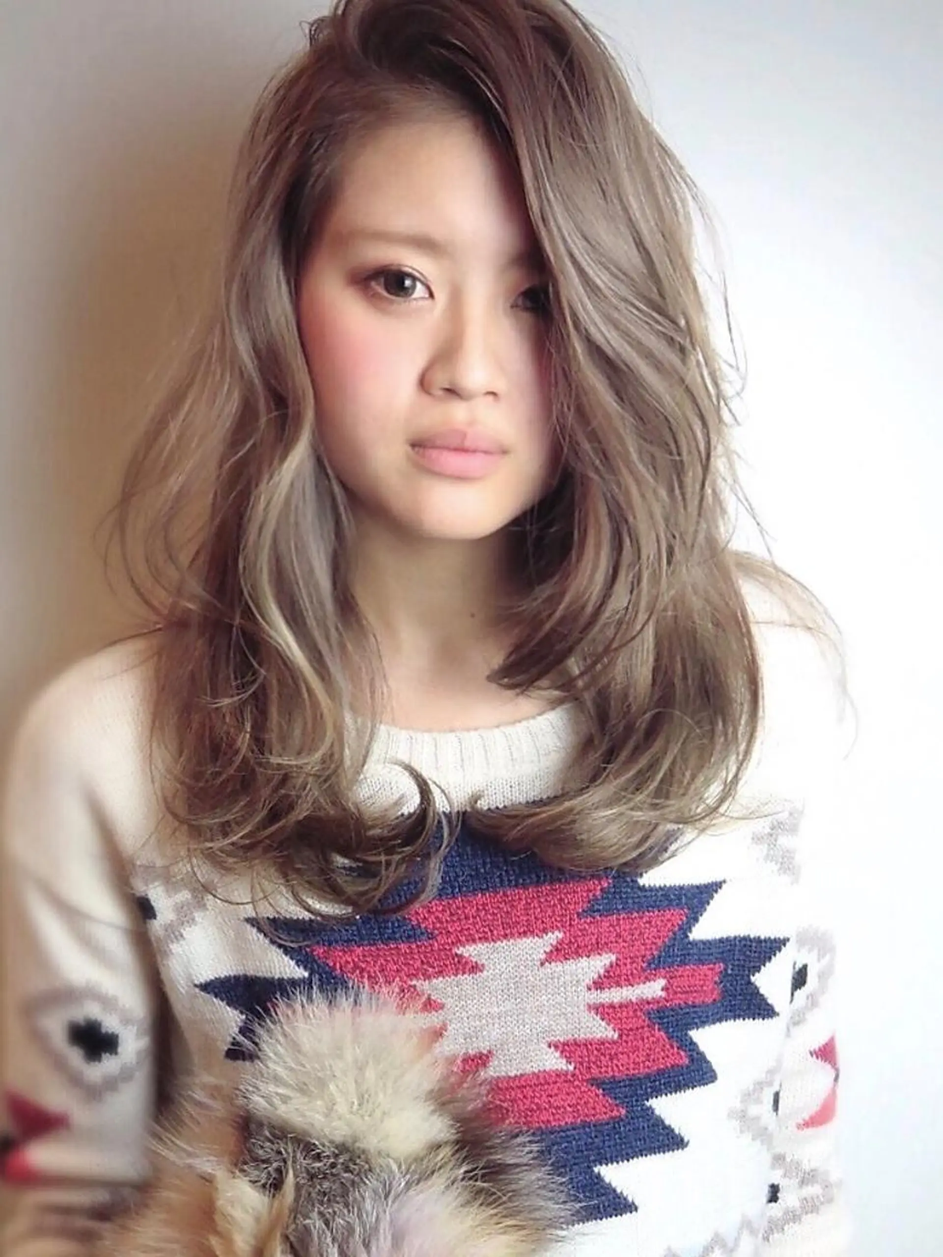 ミディアム カラー グレージュ コールネックスザサロン所属・白髪ぼかし×デザイン 🕊️🫧ホウジョウのヘアスタイル