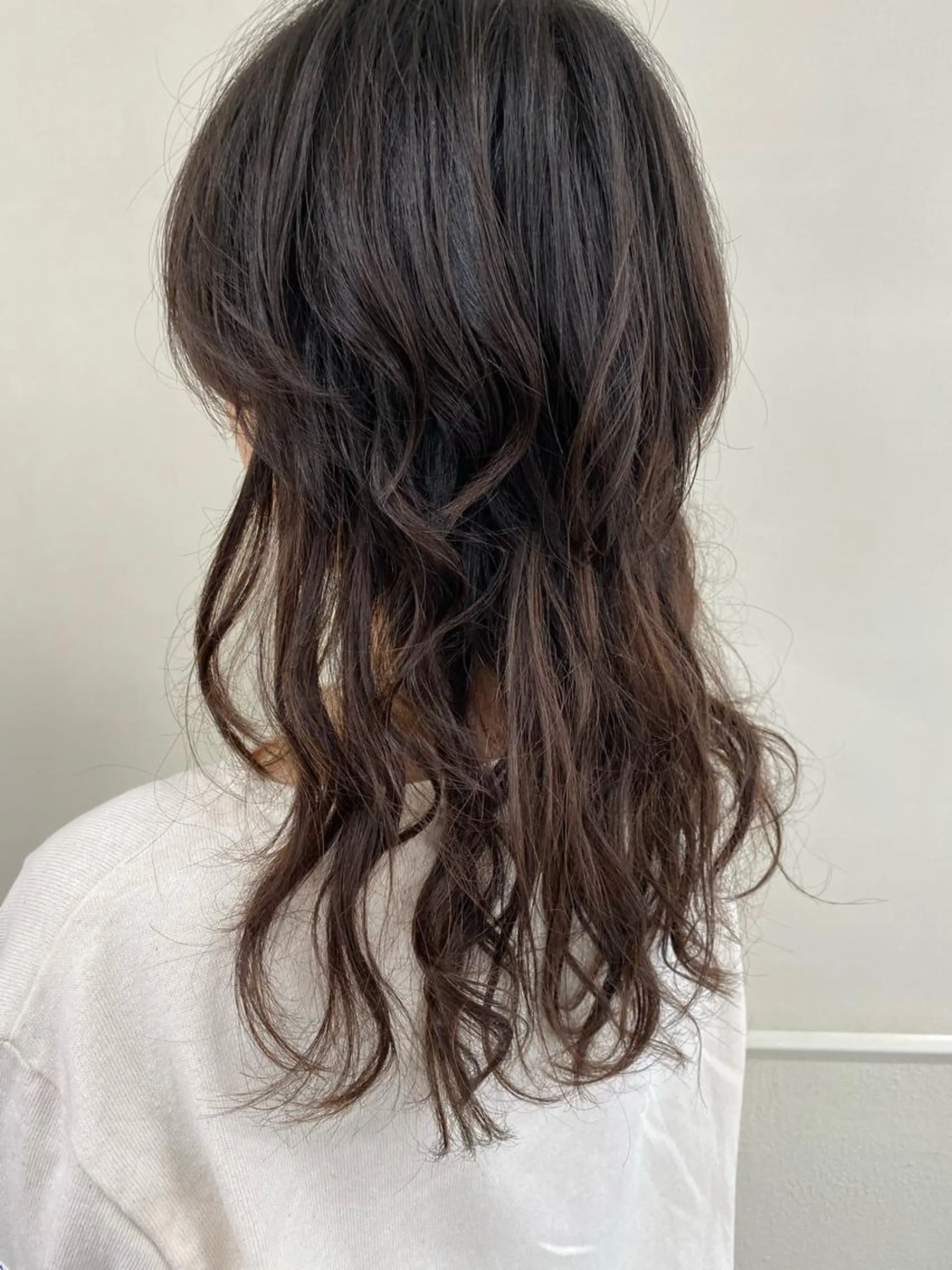 ロング シールエクステ エクステ ウルフカット カット エクステ エクステ ハイトーン 💭黒崎ハルカのヘアスタイル