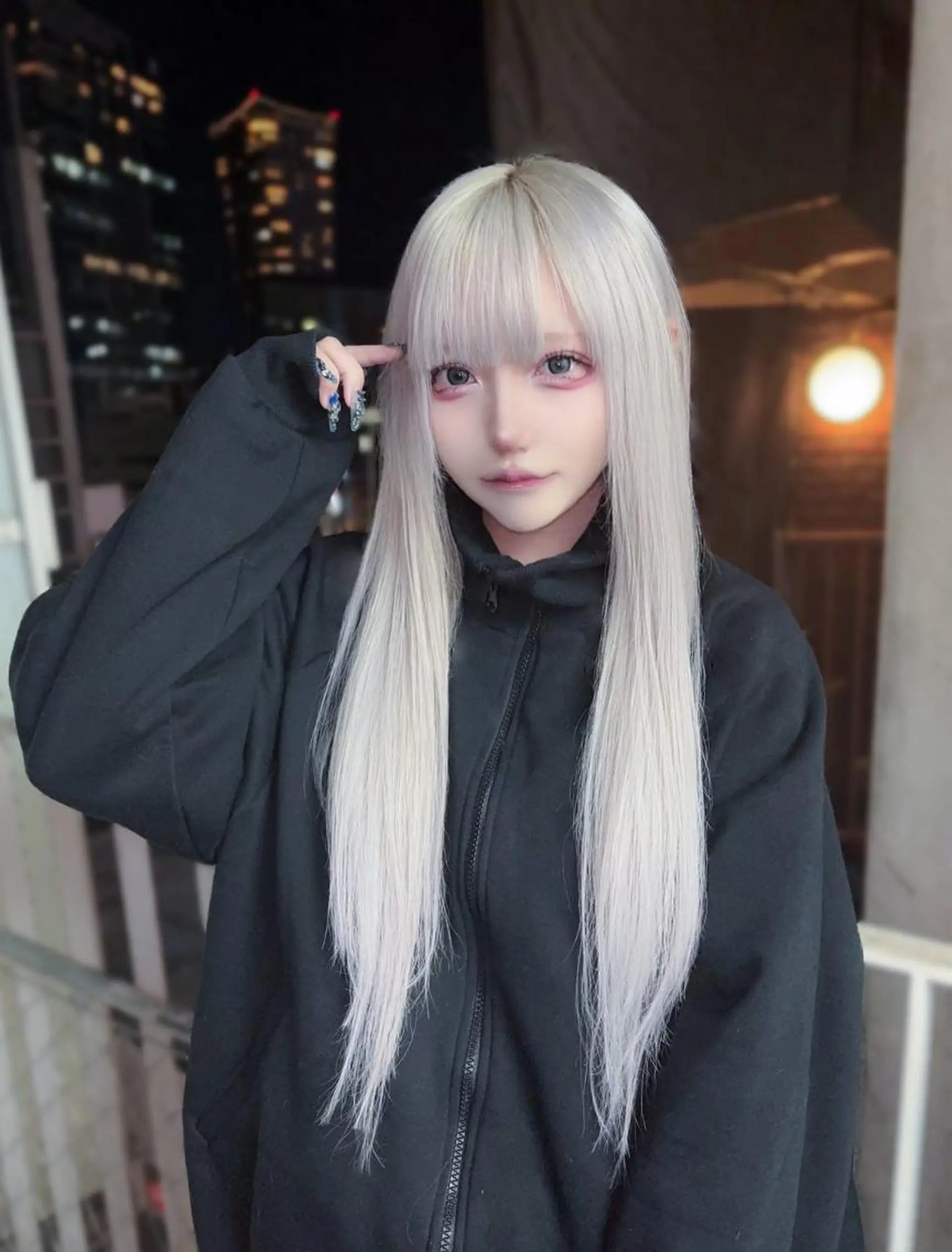 ロング カラー シールエクステ ブリーチ ハイトーンカラー エクステ レイヤーカット ホワイト&レイヤーカ ットエクステ長畠俊輔のヘアスタイル