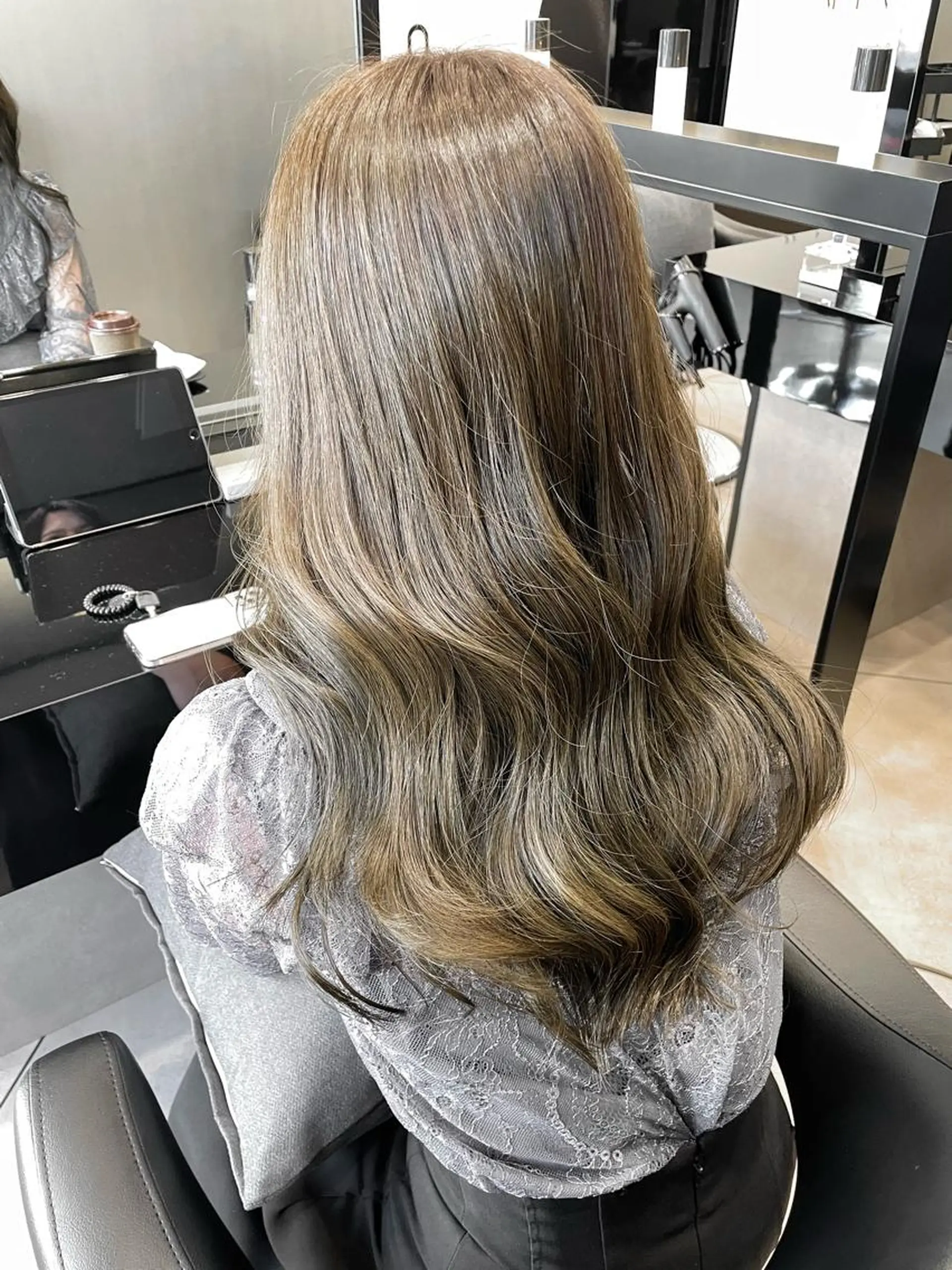 セミロング カラー ブリーチ ブリーチなしカラー 似合わせカット ヘアカラー トリートメント 井本翔太.髪質改善. ベージュ.グレージュのヘアスタイル