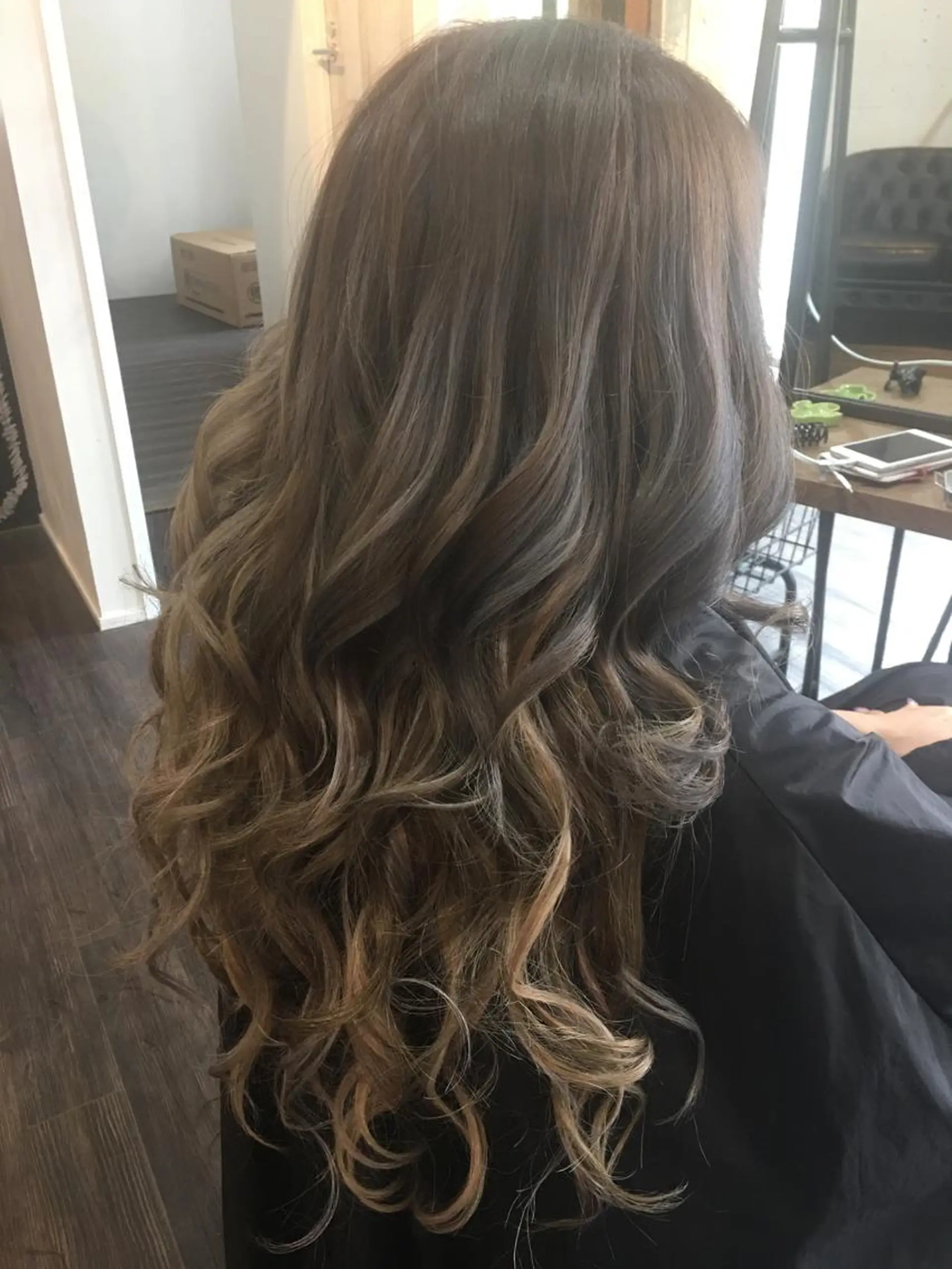 ロング カラー 鶴見 和美のヘアスタイル