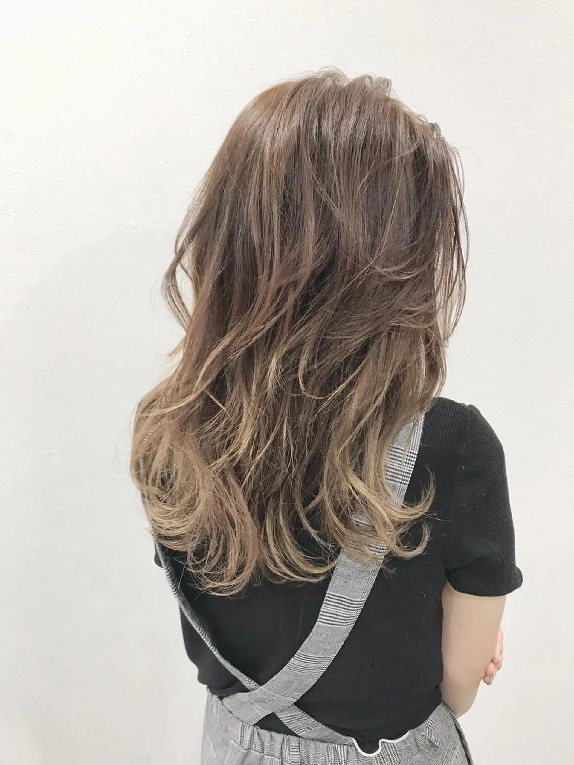 ミディアム カラー パーマ レイヤーカット 早崎太生のヘアスタイル