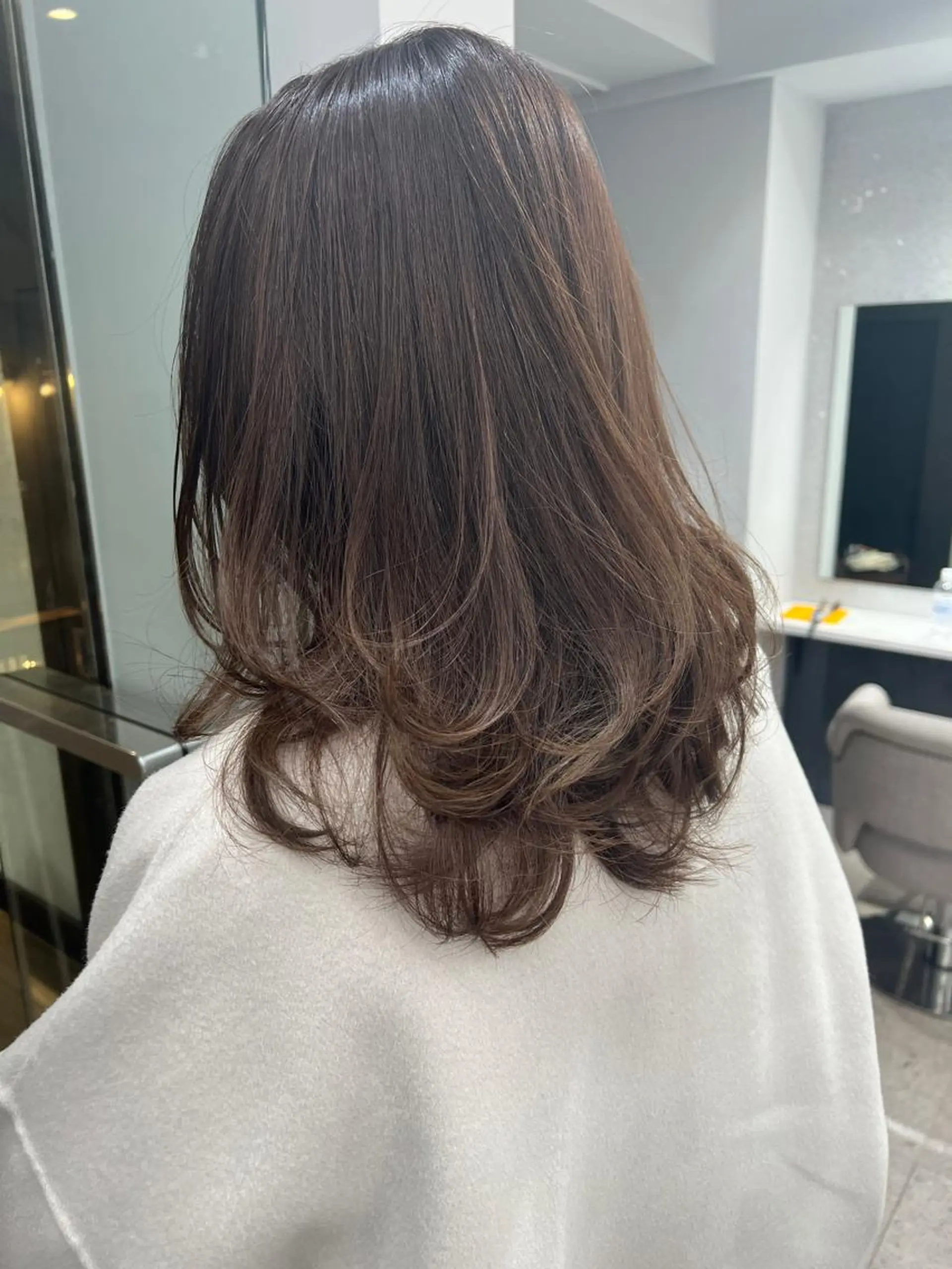 ミディアム カラー カット ヘアカラー トリートメント レイヤーカット 早崎太生のヘアスタイル