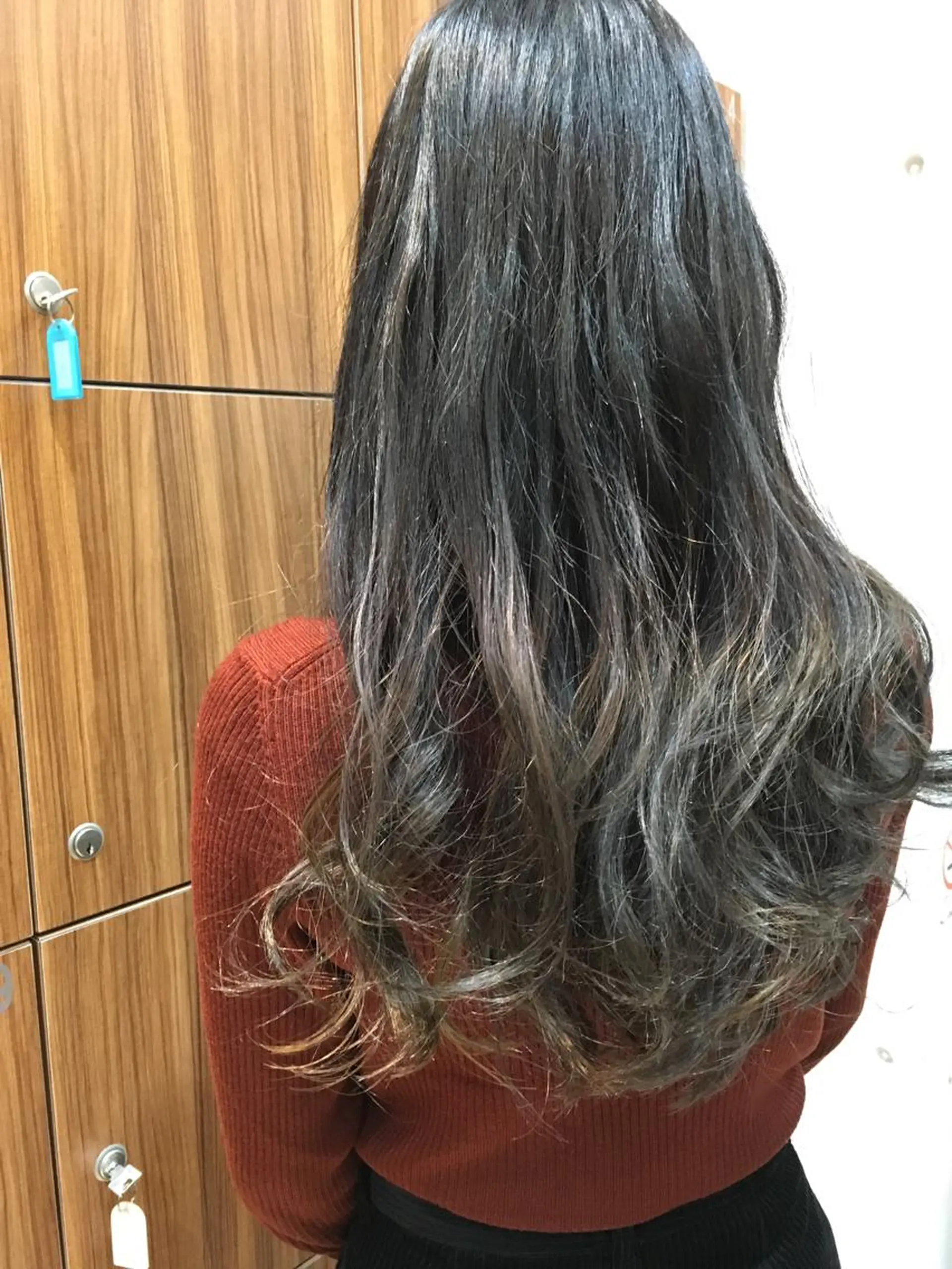 セミロング カラー ブリーチ グラデーションカラー カット トリートメント 白髪ぼかしハイライト 柳川拓哉のヘアスタイル