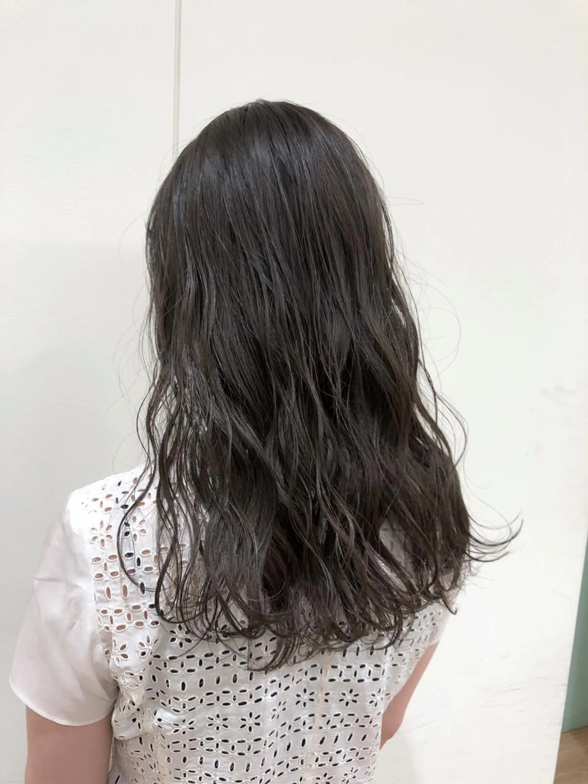 セミロング カラー ブリーチ グレージュ ブリーチなしカラー ケアブリーチ 坪井佑樹のヘアスタイル