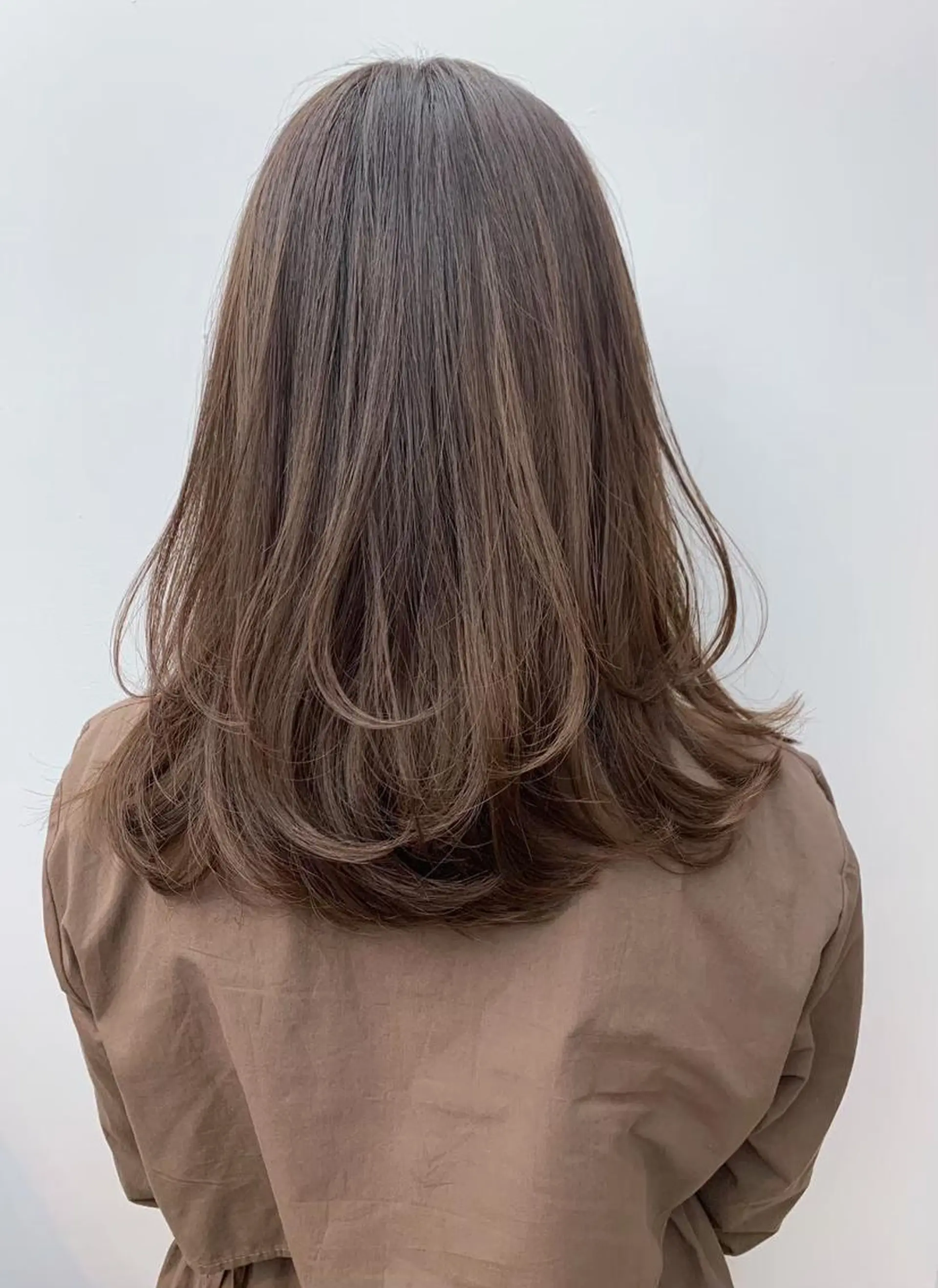 セミロング カラー パーマ ベージュカラー イルミナカラー オリーブベージュ デート ヨシンモリ newi grande 横浜店のヘアスタイル