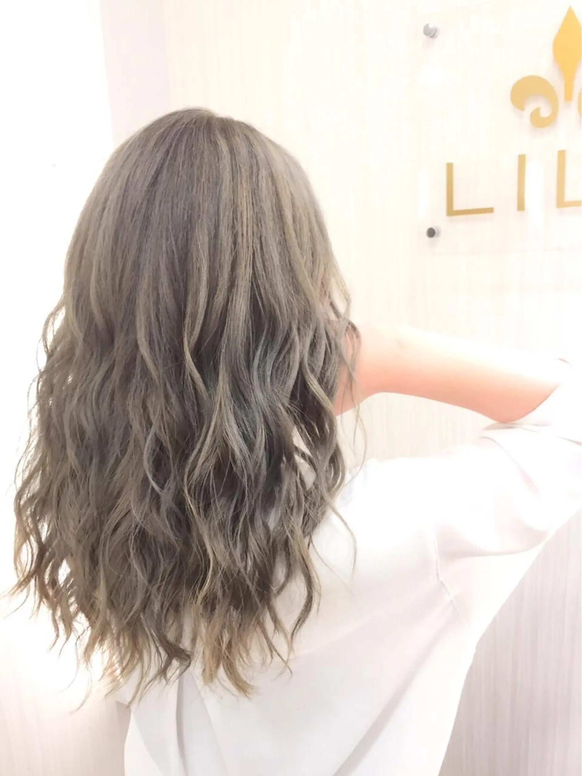 セミロング カラー れん/ハイトーン /エクステ/韓国風のヘアスタイル