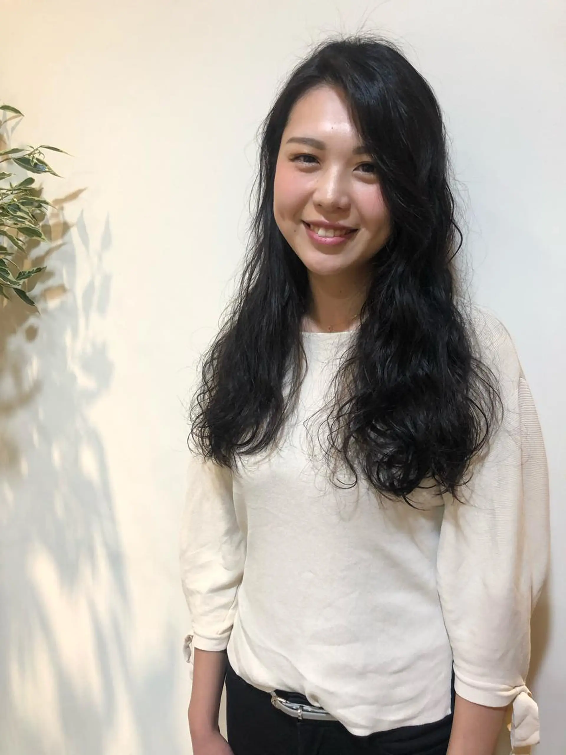 ロング パーマ MIOベージュカラー 柔らかいカラーのヘアスタイル