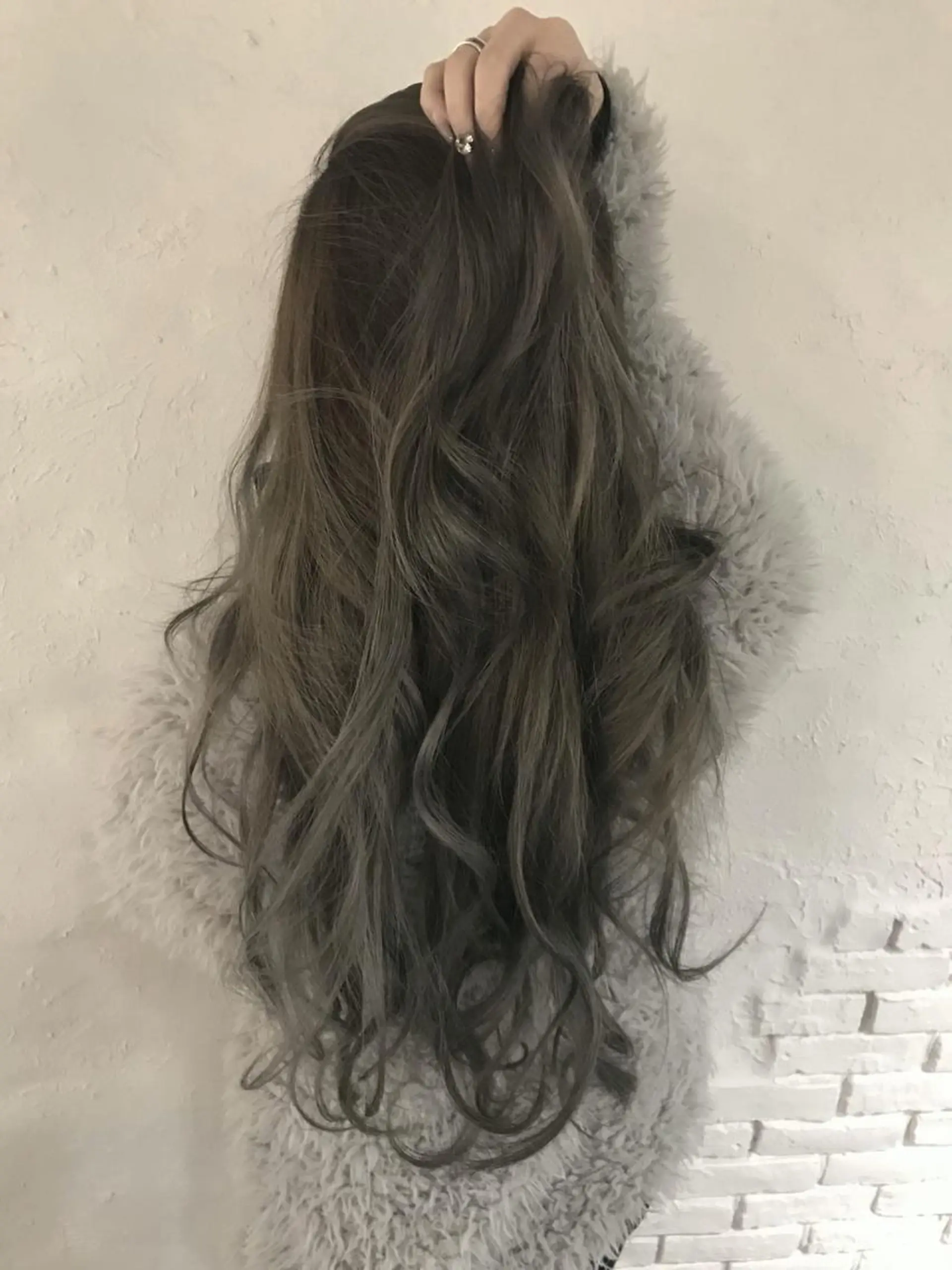 ロング カラー ブリーチ ハイライトカラー シルバー ハイライト 伊藤 優希のヘアスタイル