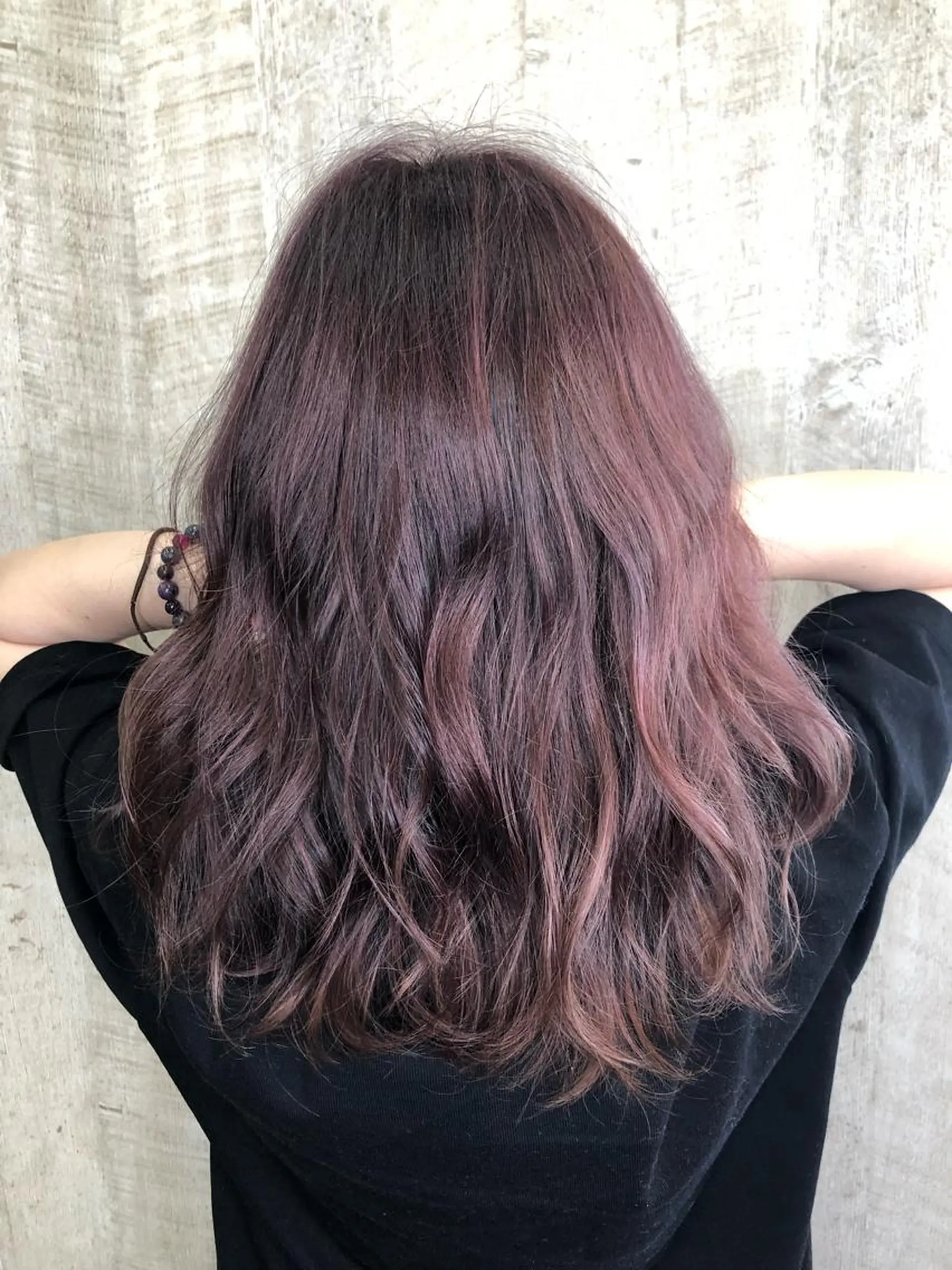 セミロング カラー ブリーチ ピンクカラー ピンクパープル パープルカラー hair salon Ame(エイム)所属・熊井 達也のエステ・リラクイメージ