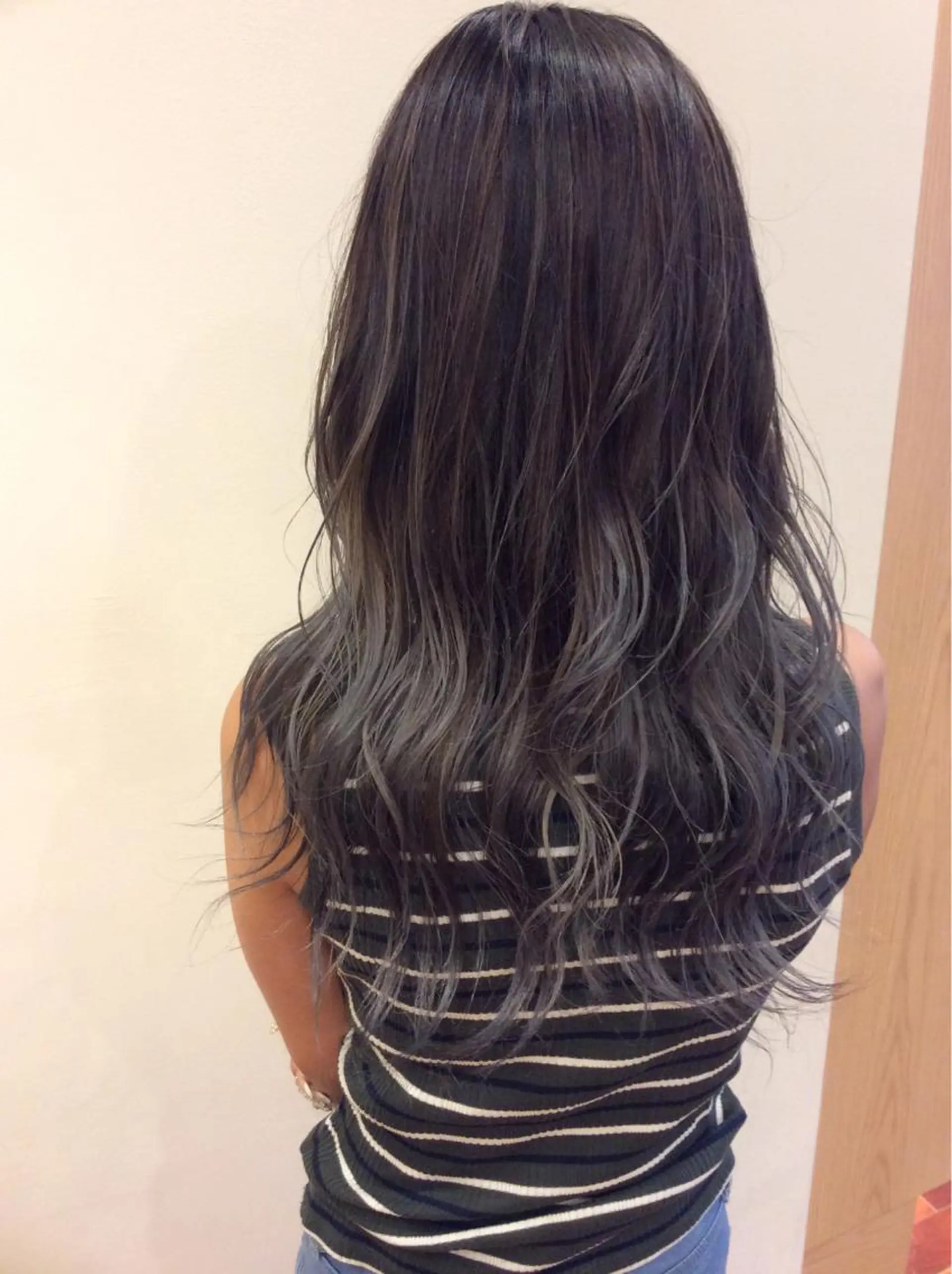 ロング カラー グラデーションカラー シルバー 松井 竜輝のヘアスタイル