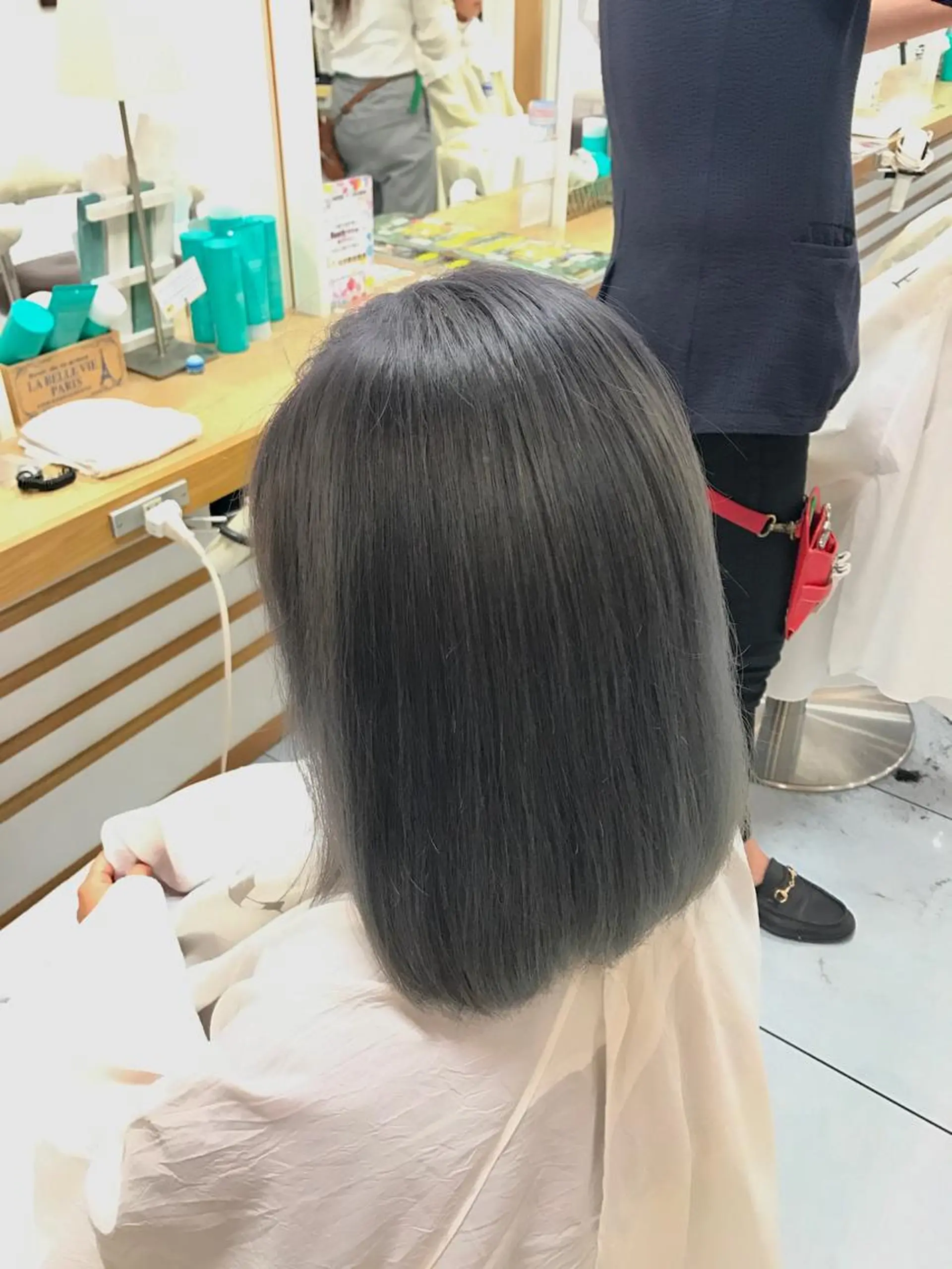 ミディアム カラー ブリーチ ダークグレー ダークグレージュ グレージュ 縮毛/レイヤー 韓国/橋口のヘアスタイル