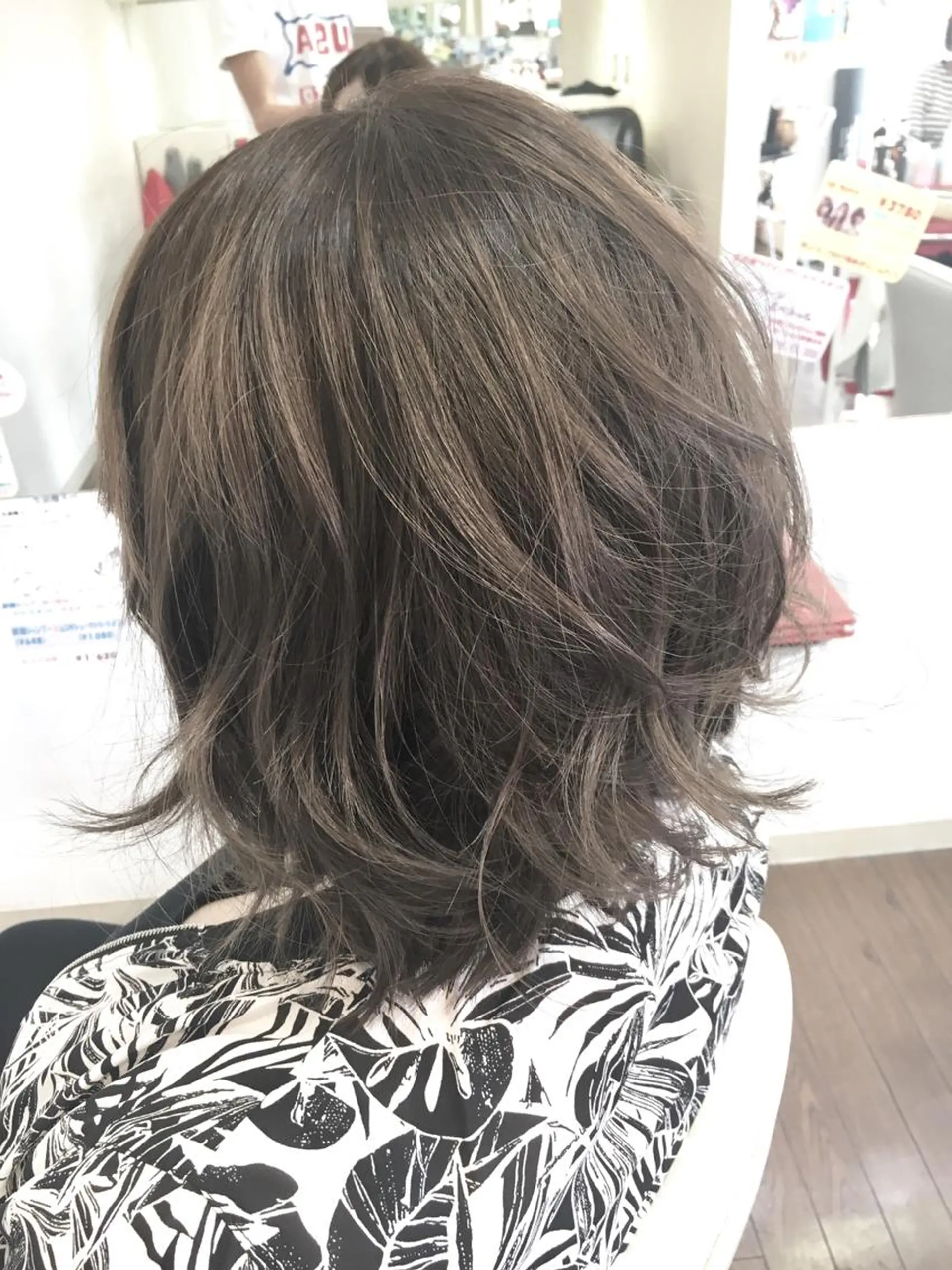 ミディアム カラー ブリーチ イルミナカラー ブリーチなしカラー ヘアカラー GLAD 萩原のヘアスタイル