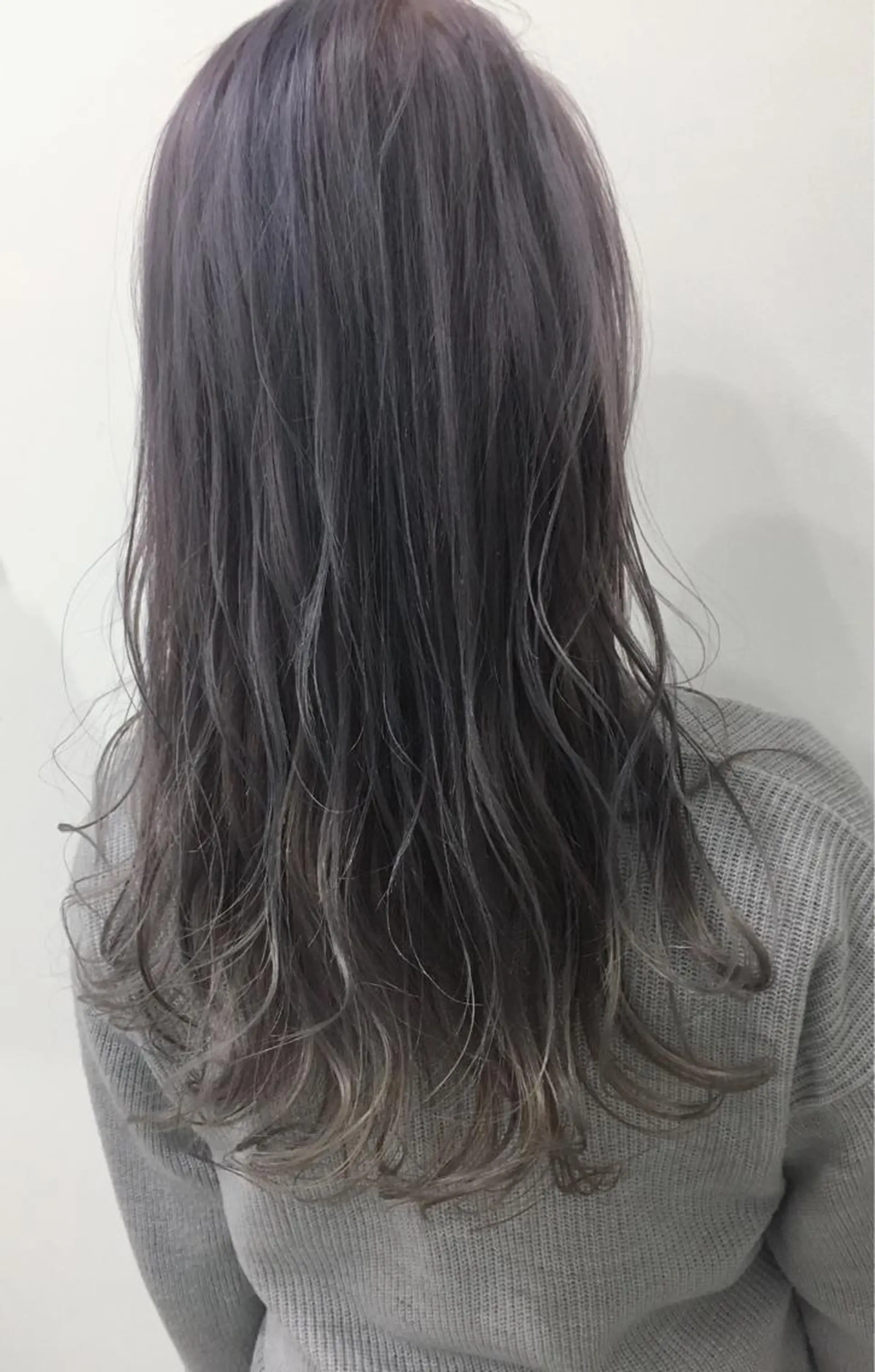 ロング カラー シルバー tipi 香椎・千早のヘアスタイル