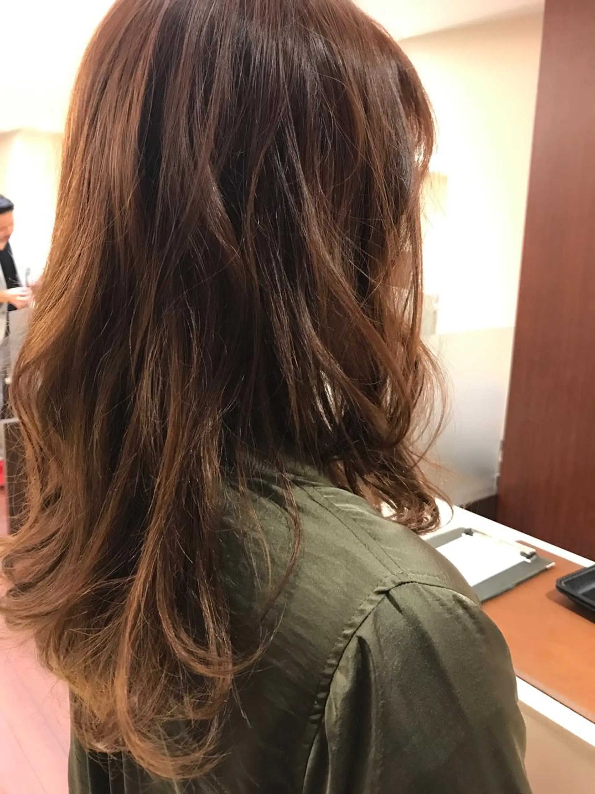 ロング カラー ブラウンカラー デザインカラー ハイトーンカラー イルミナカラー ピンクカラー BIANCO北堀江 AKANEのヘアスタイル