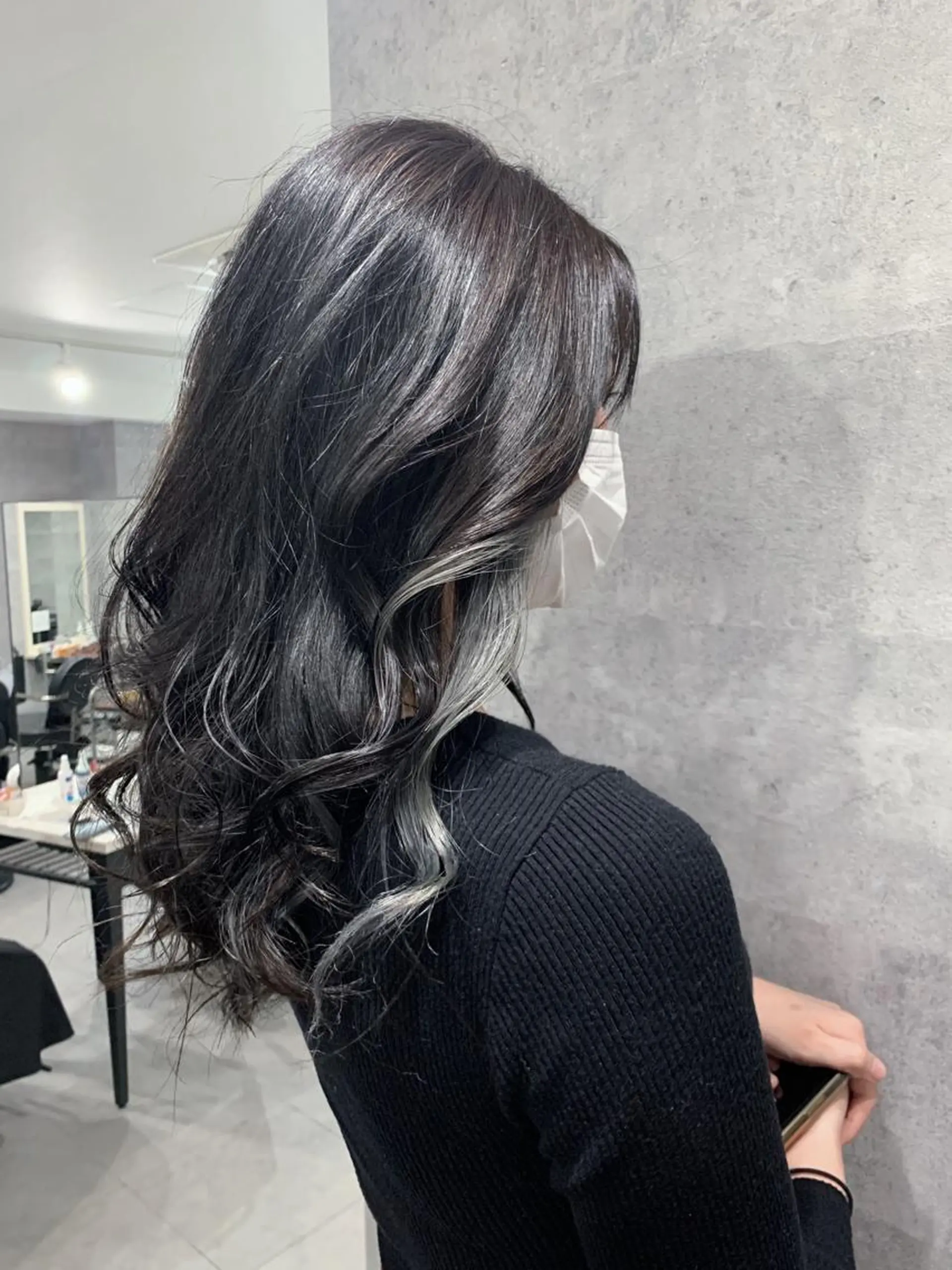 ロング カラー ブリーチ イヤリングカラー グレージュ シルバー _WHITE 天神店 YUMEKA🐻のヘアスタイル