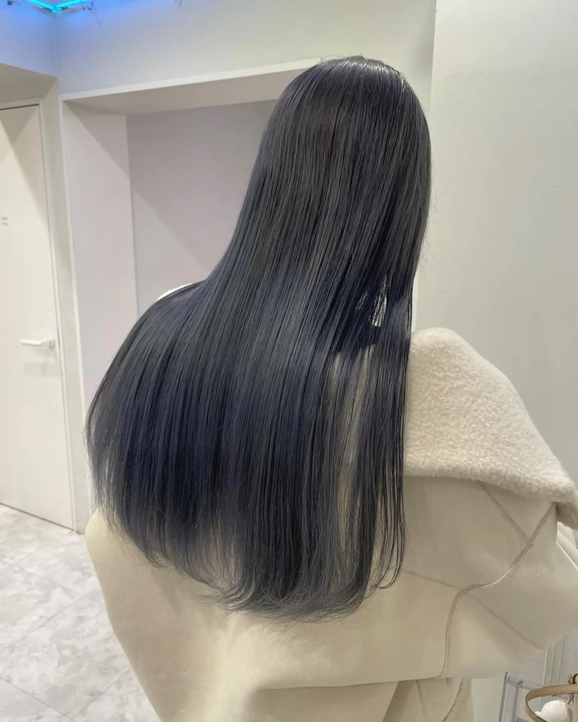 ロング カラー グレージュ ハイトーンカラー ラベンダーカラー ラベンダーグレージュ ラベンダーグレー トレンドカラー MAHOのヘアスタイル