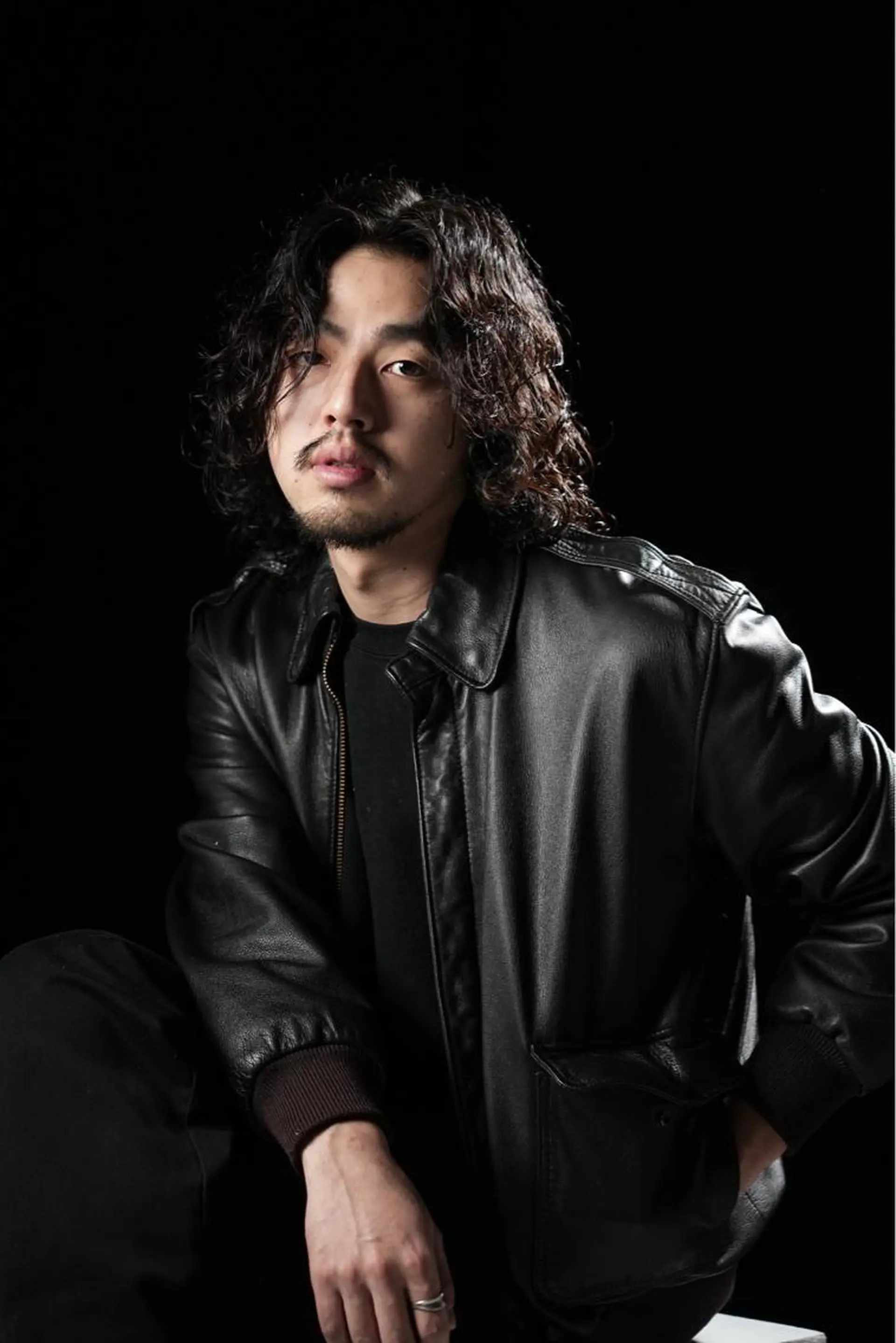 セミロング パーマ メンズ メンズブリーチ ビジネス センターパート フェードカット カルマパーマ メンズサロン【owl 心斎橋】難波/アメ村のヘアスタイル