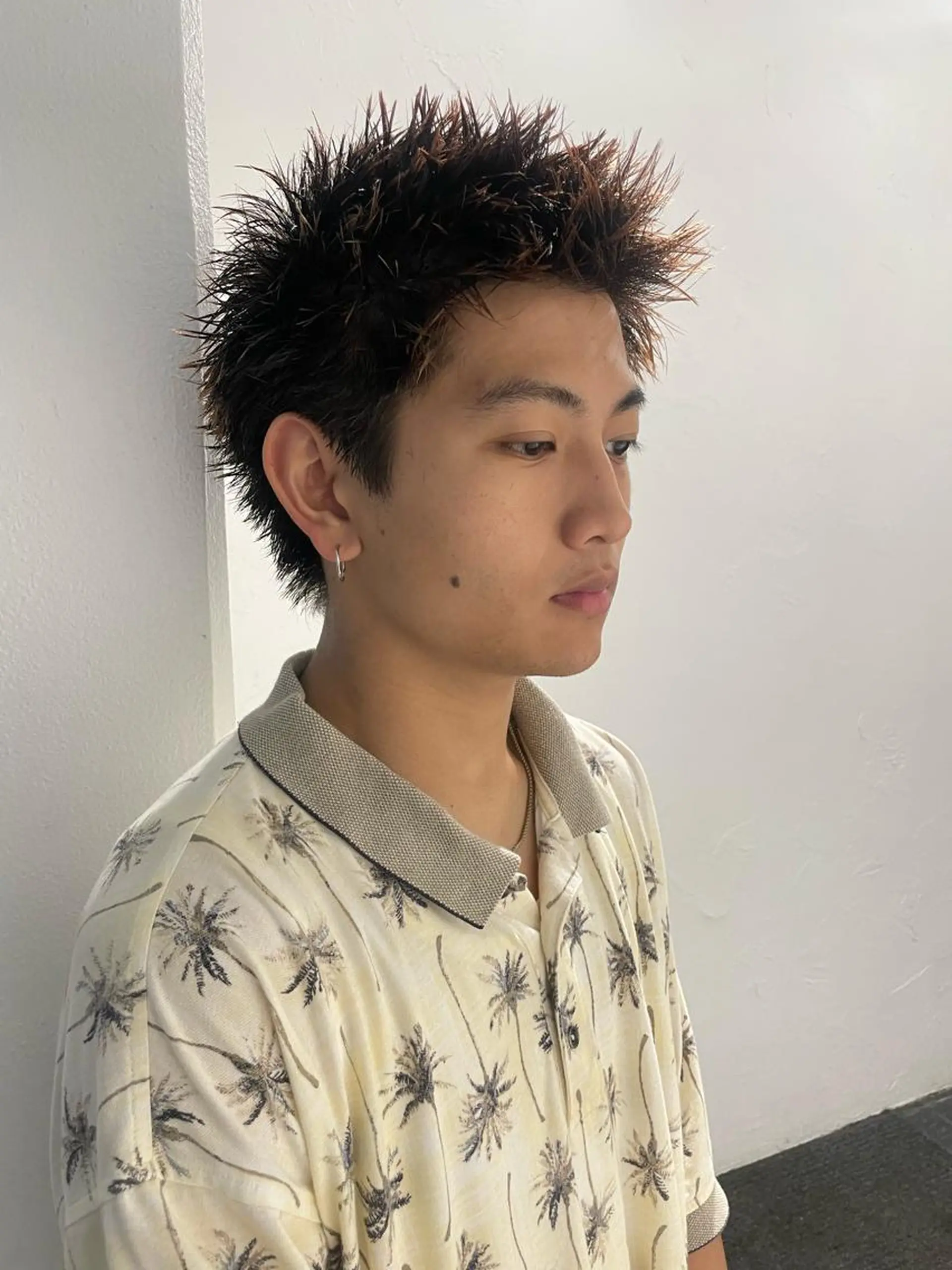 ショート メンズ メンズバレイヤージュ メンズブリーチ センターパート フェードカット メンズハイライト カット トリートメント スパイラルパーマ 🌐hina⭐️のヘアスタイル