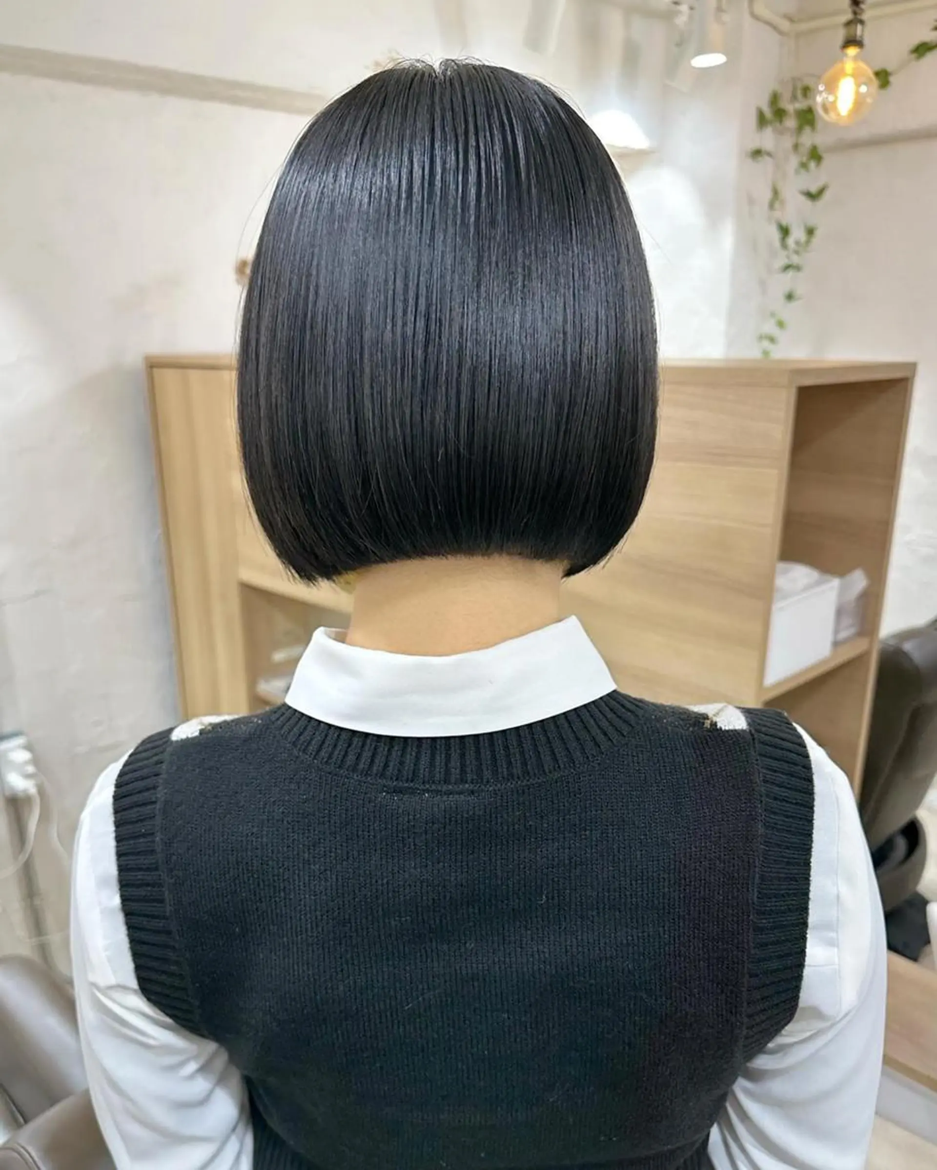 ショート カラー パーマ 切りっぱなしボブ 前下がりボブ ショートボブ 黒髪 イヤリングカラー 銀座No.1髪質改善 縮毛矯正/本木のヘアスタイル