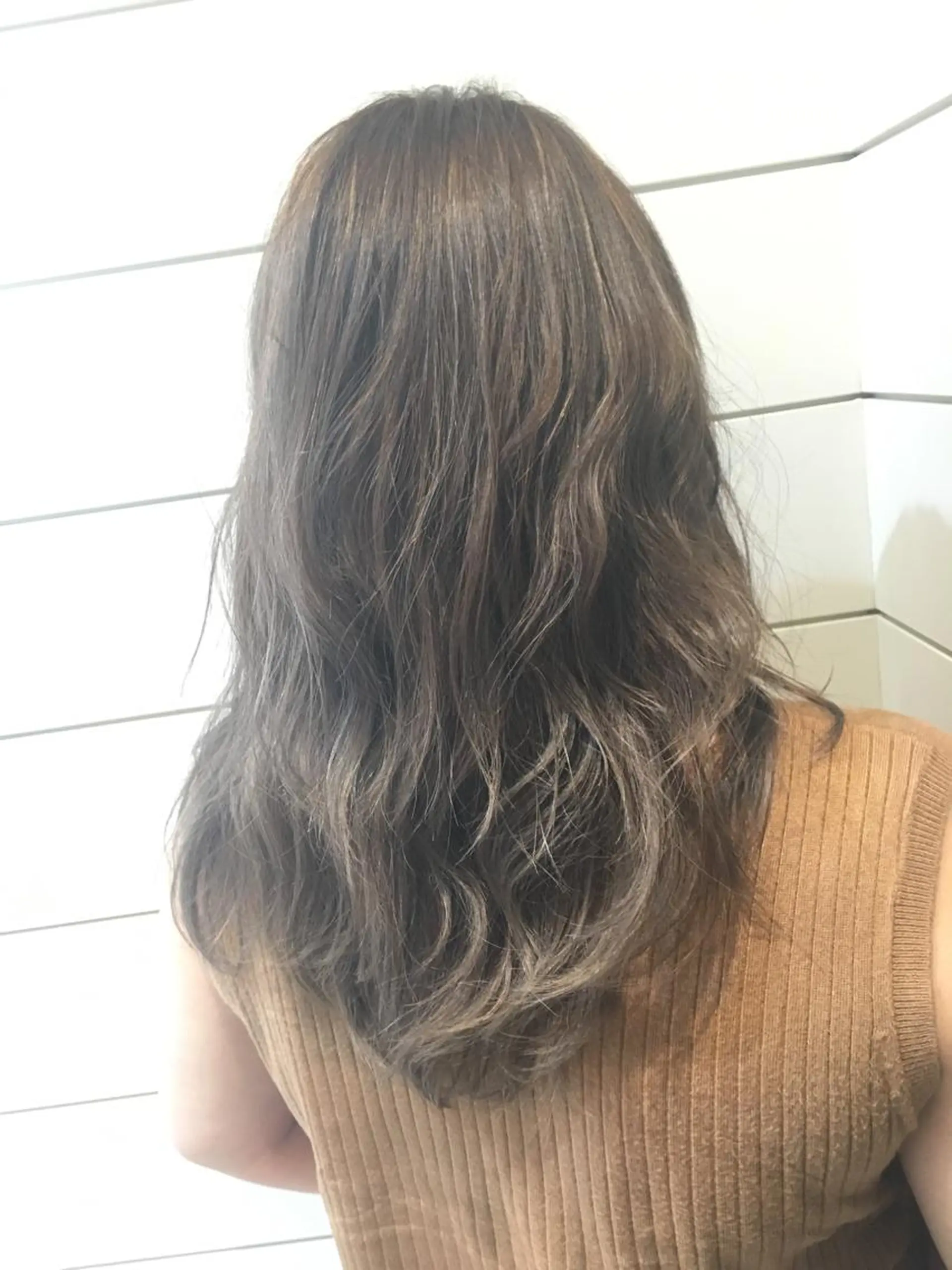セミロング カラー グレージュ 鍵山 千秋のヘアスタイル