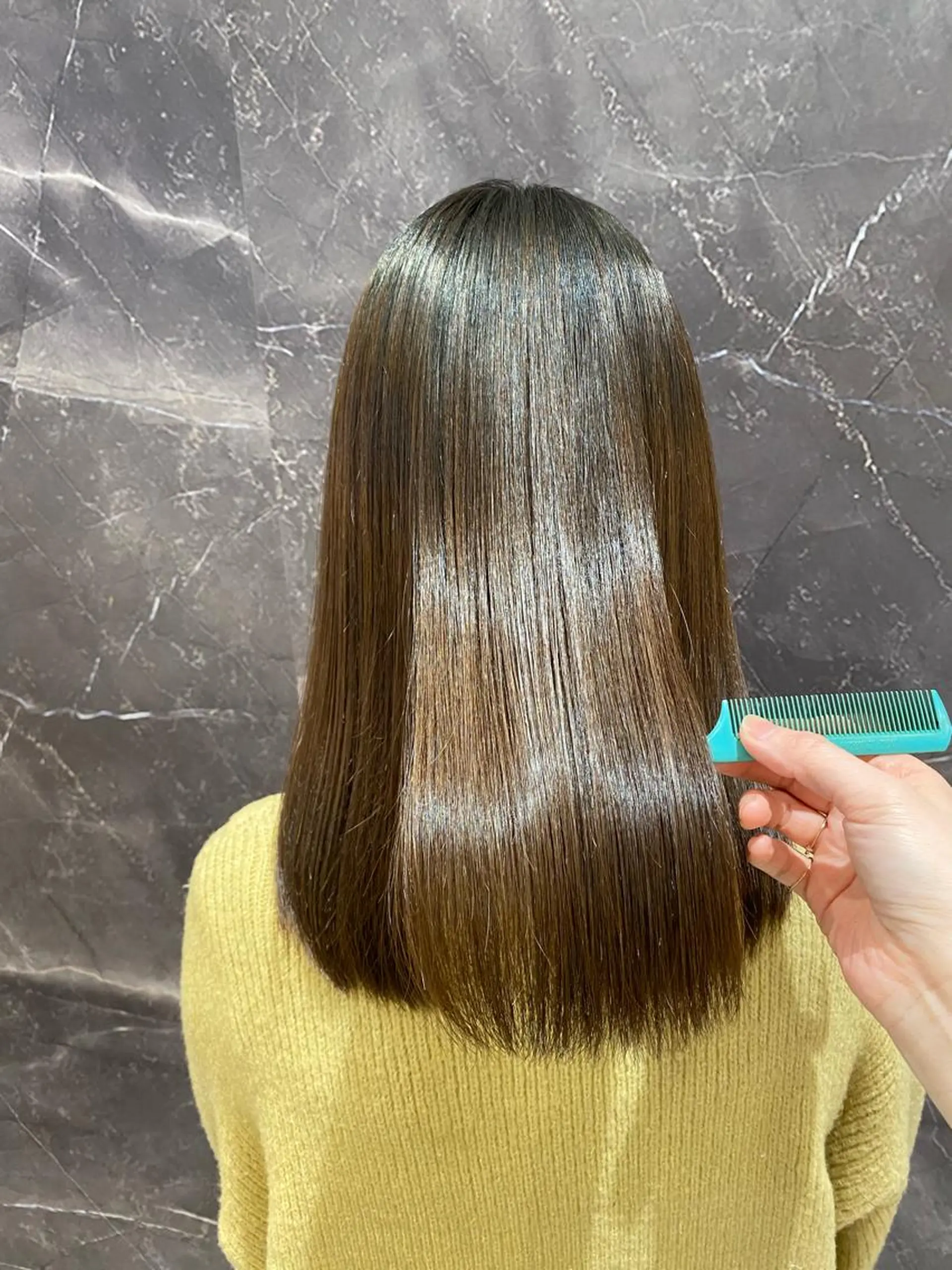 セミロング カラー 縮毛矯正 ショートヘアはお任せ 冨樫真未のヘアスタイル