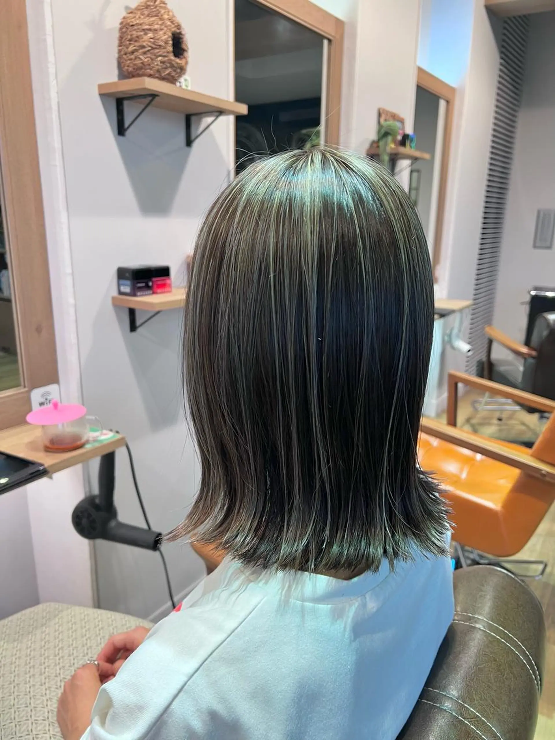 セミロング カラー グレージュ ハイライトカラー ハイライト ヘアカラー トリートメント ツキダテ ユイのヘアスタイル