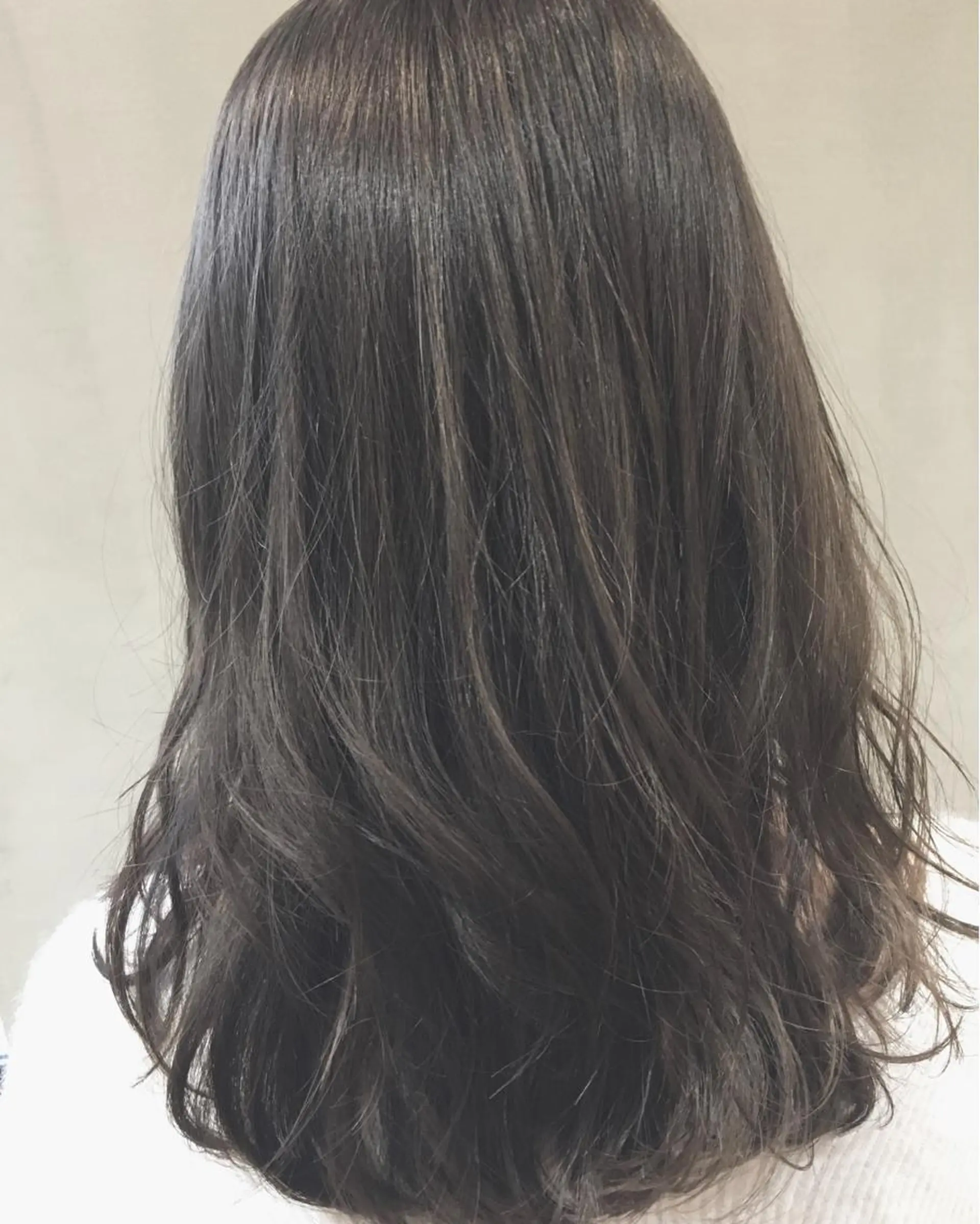 ミディアム カラー バレイヤージュ グレージュ レイヤーカット ol iのヘアスタイル