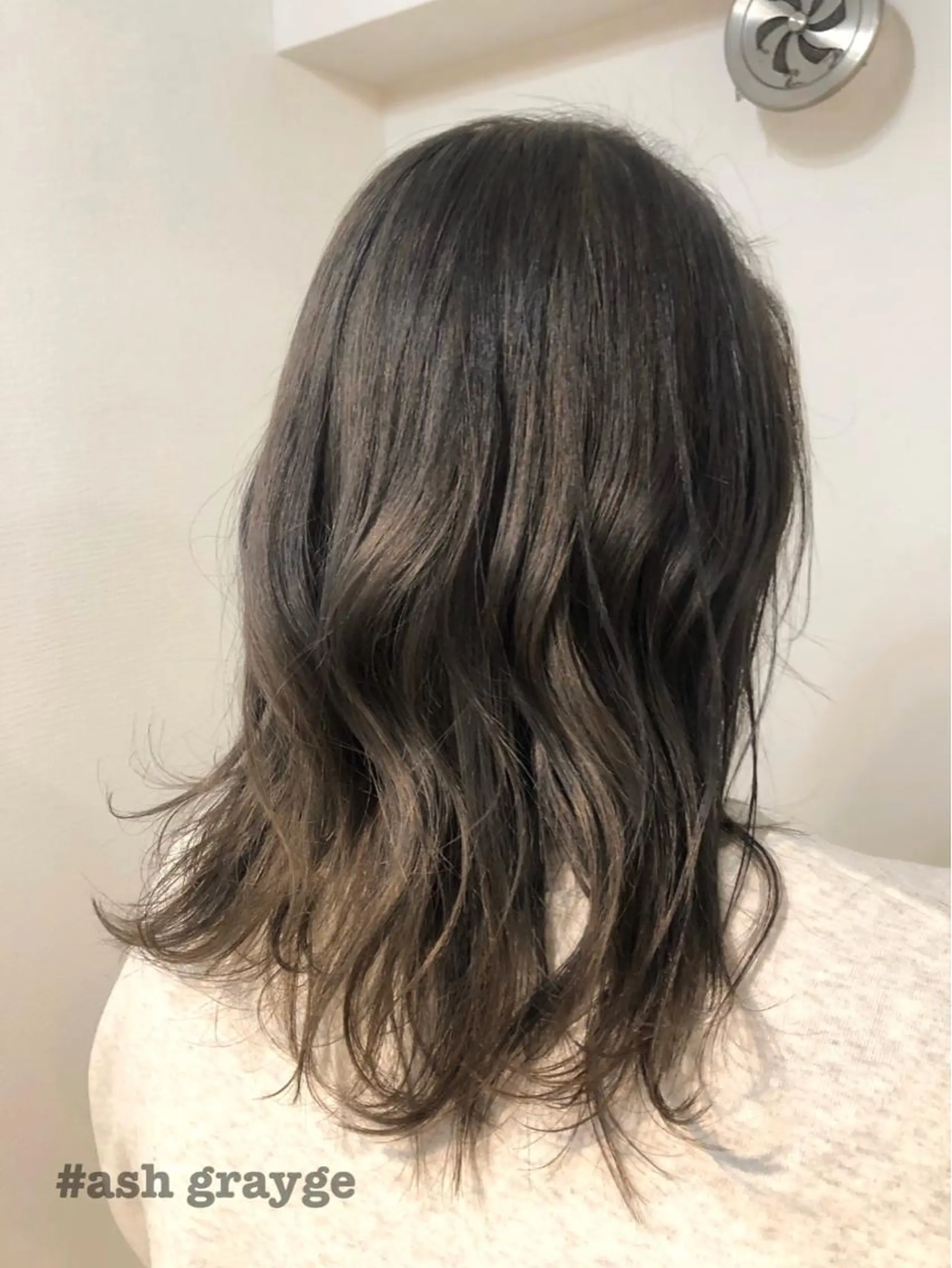 ミディアム カラー アッシュ アッシュグレー アッシュグレージュ ブリーチ グレージュ 🤍中野 レオ🤍のヘアスタイル