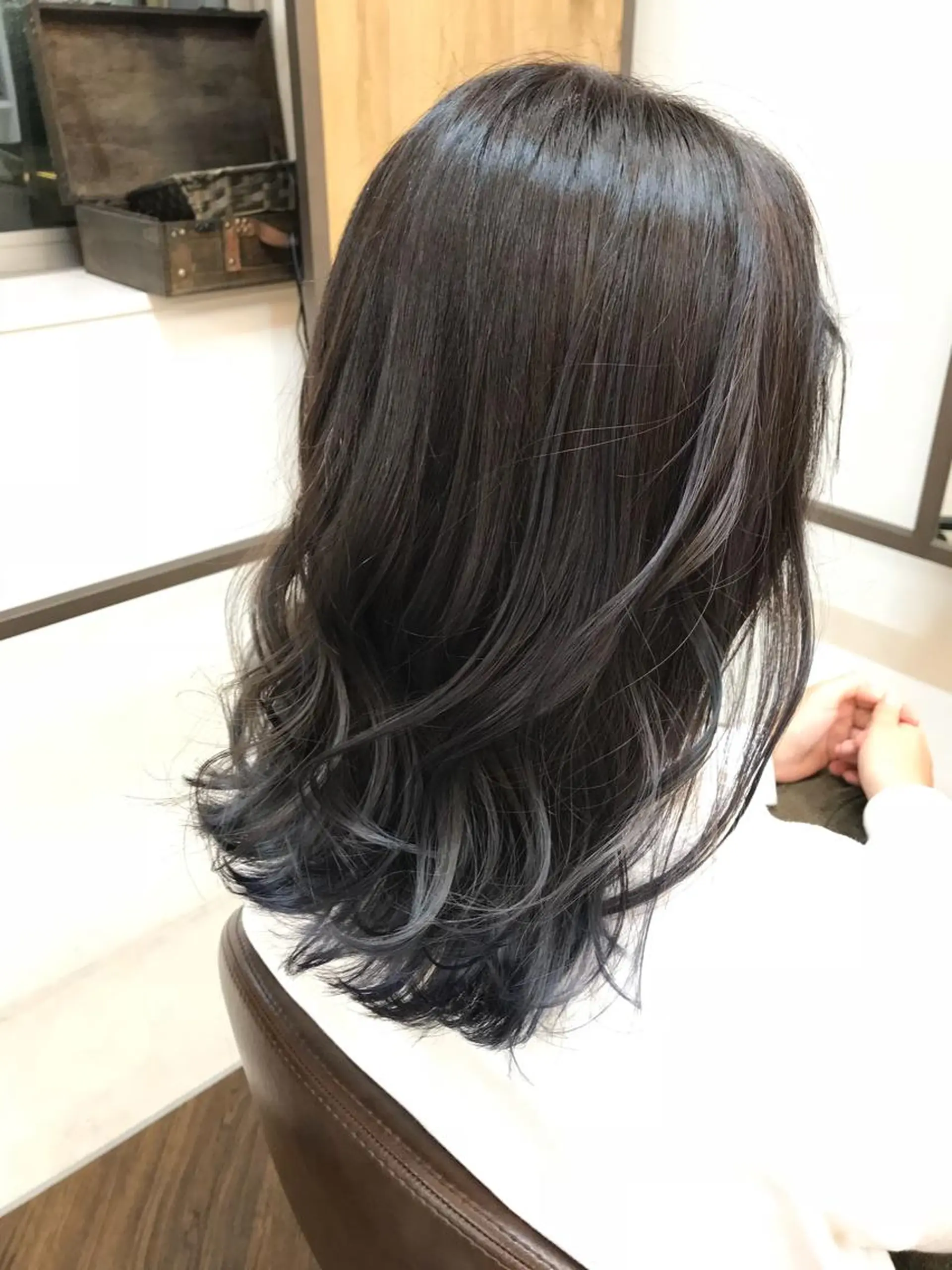 ミディアム カラー パーマ グラデーションカラー ラベンダーカラー ラベンダーグレー 外ハネヘア APSEE メンズカラー特化のヘアスタイル