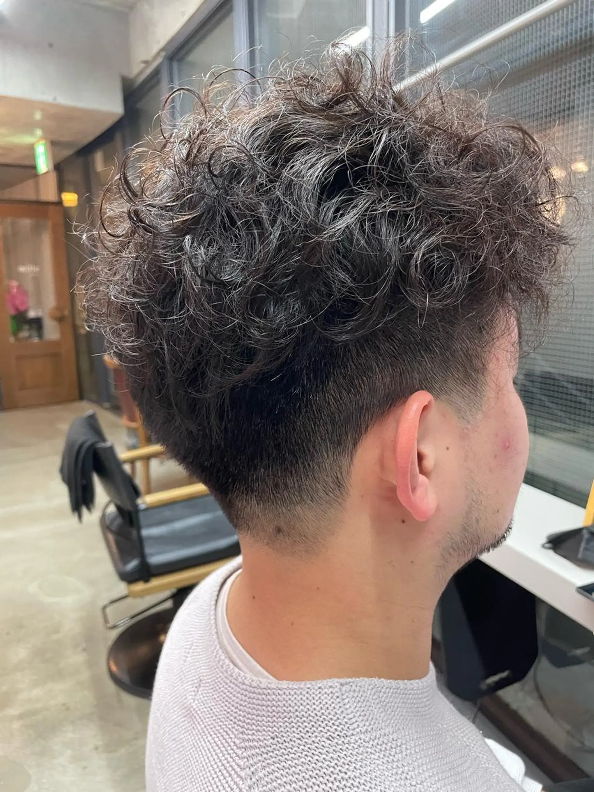 ショート パーマ メンズ フェードカット メンズパーマ ツーブロック やすだ しおりのヘアスタイル