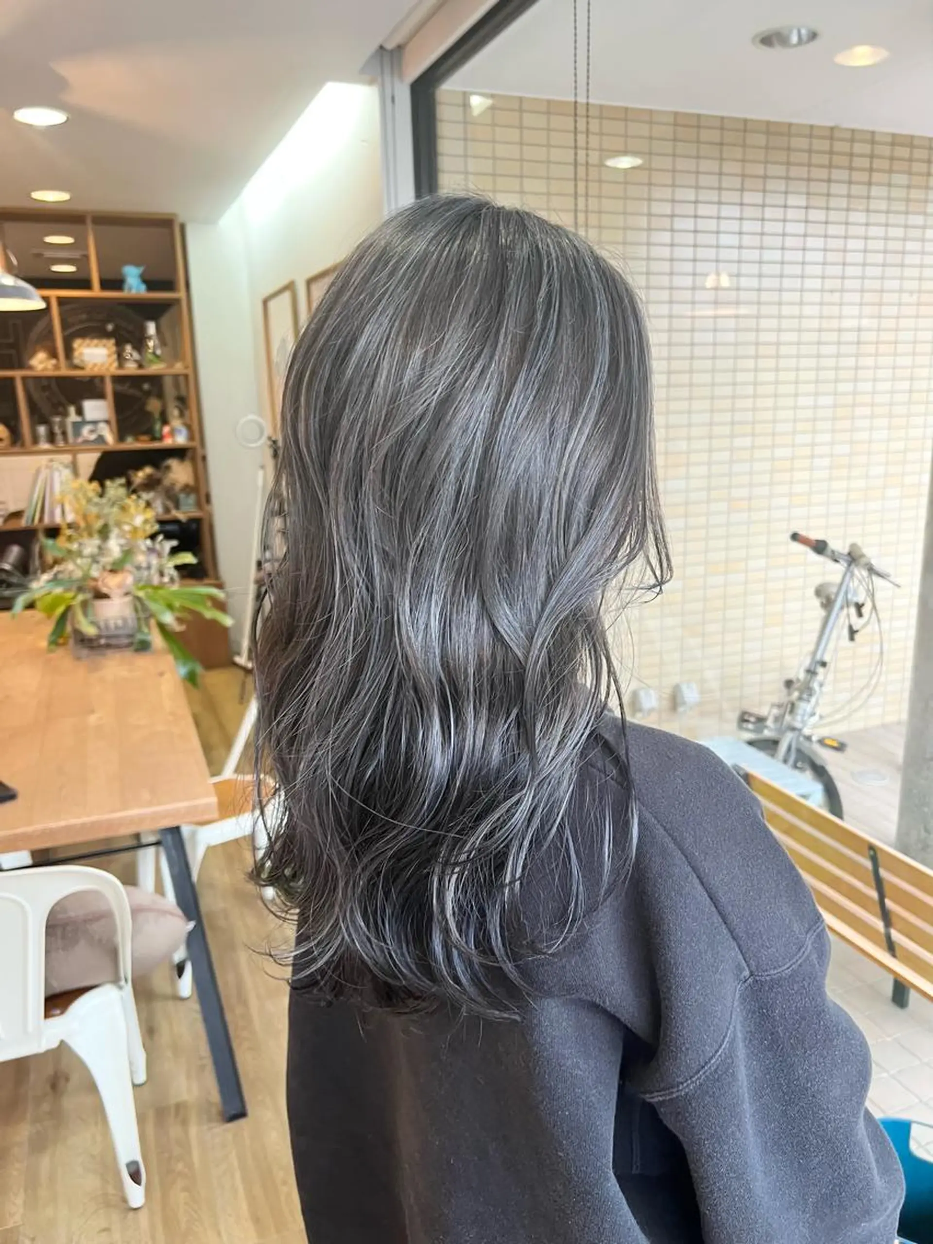 ロング カラー アッシュ アッシュグレー ハイライトカラー ハイライト ヘアカラー トリートメント 堀 望美のヘアスタイル