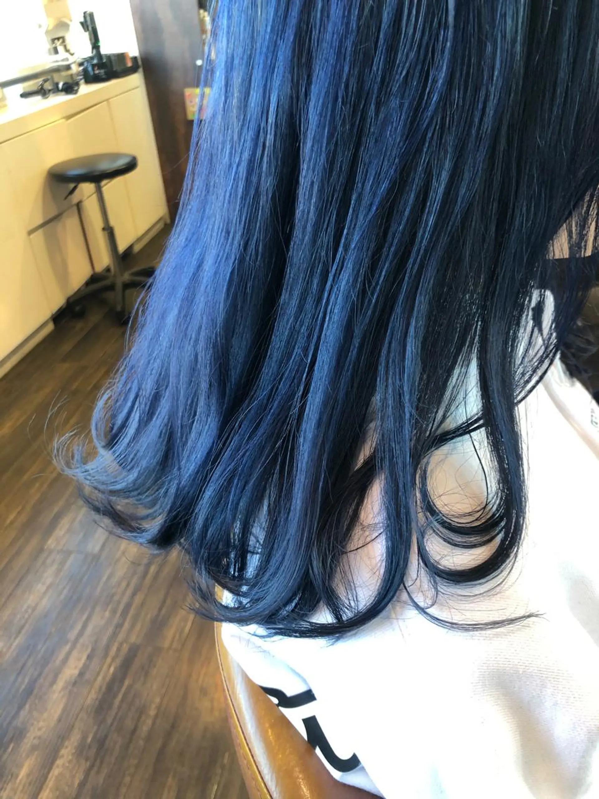 セミロング カラー ブルーカラー ネイビーカラー 西本 夏美のヘアスタイル