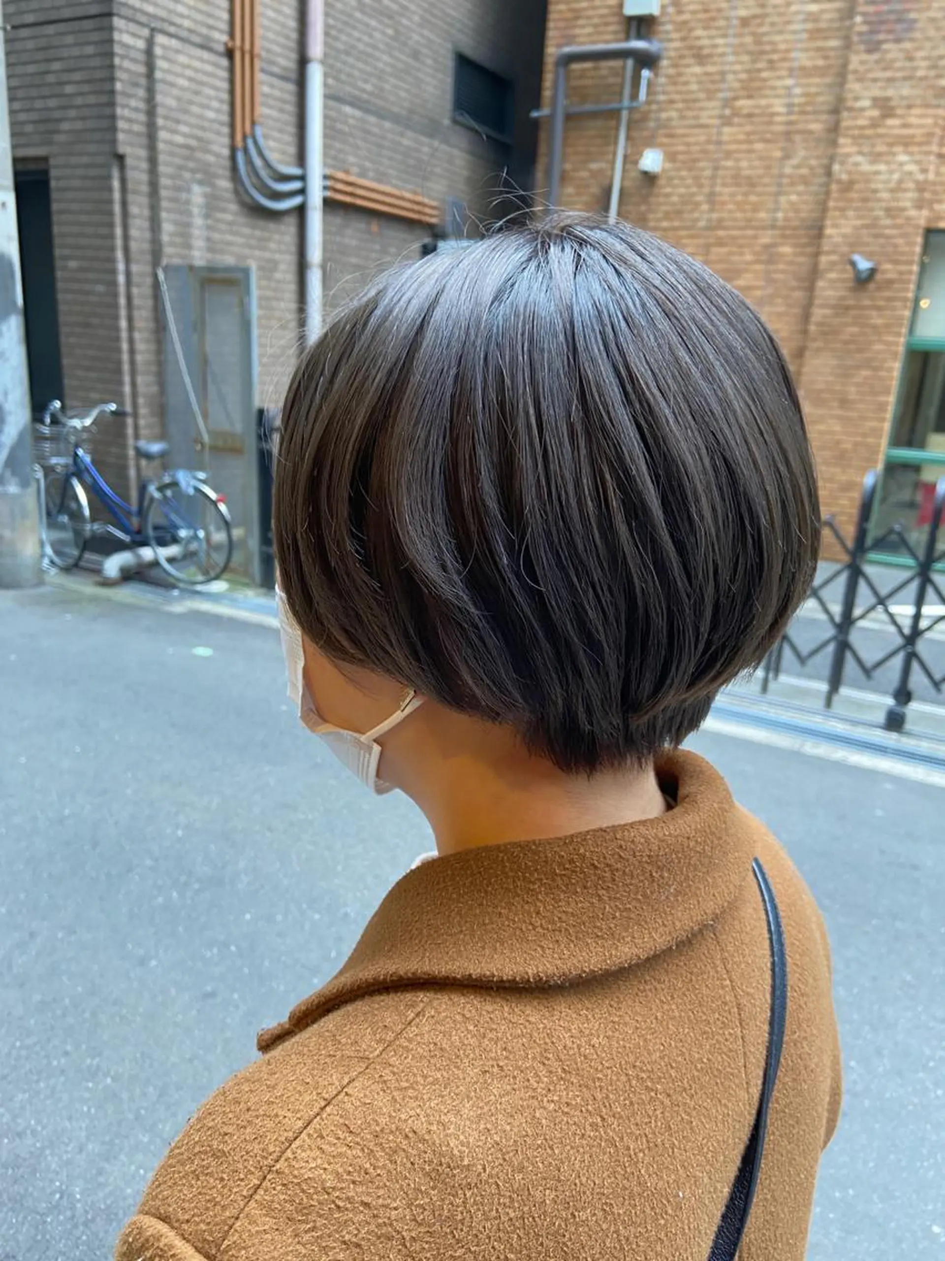 ショート カラー グレージュ ノイシキ サキのヘアスタイル