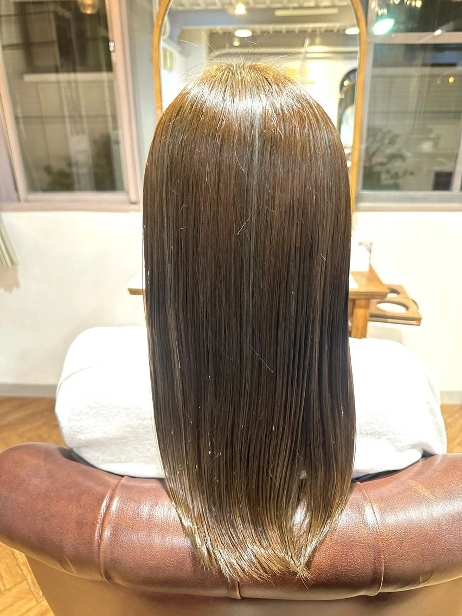 セミロング カラー グレージュ オリーブグレージュ オリーブグレー 馬渕 拓海のヘアスタイル