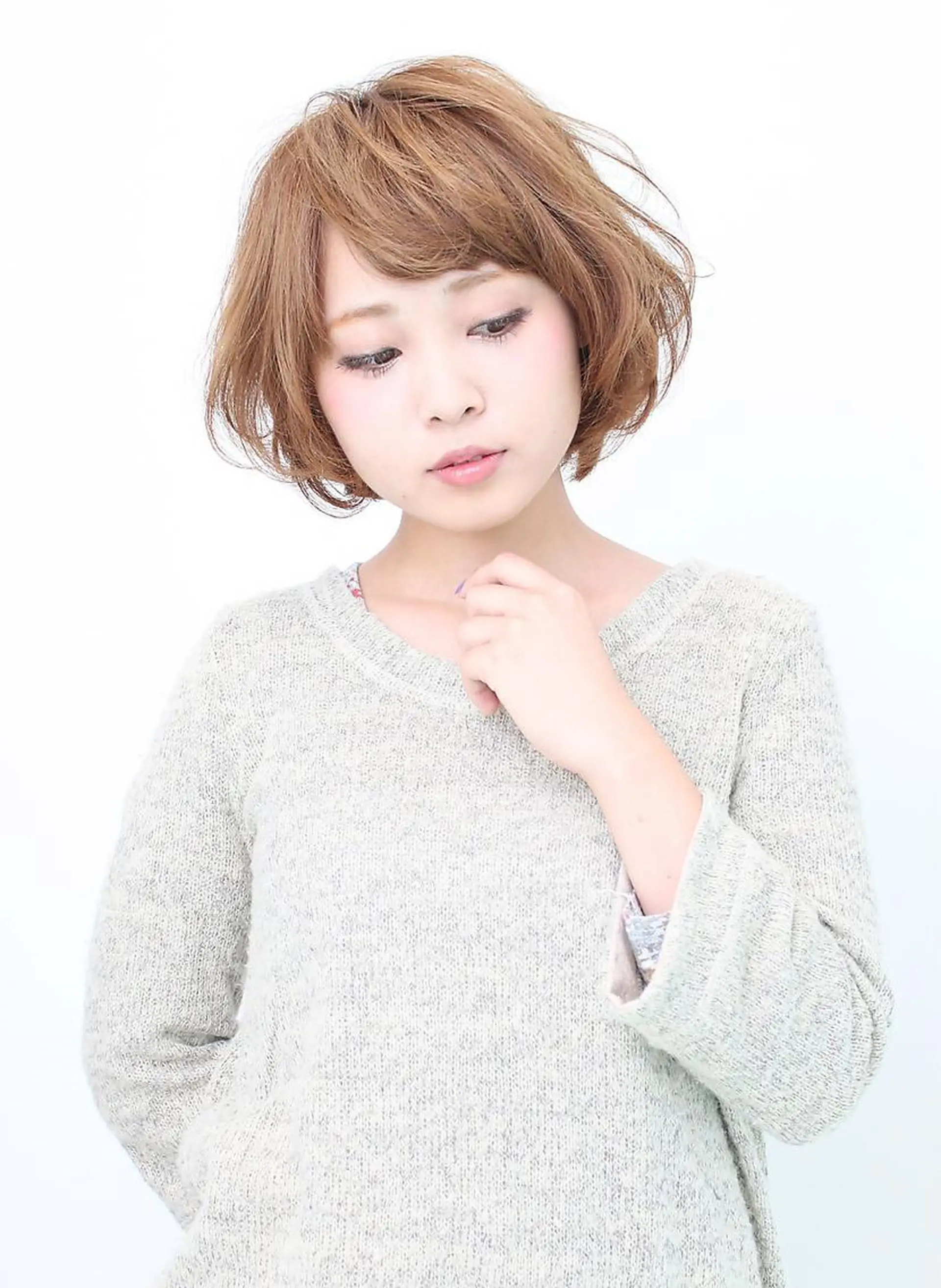 ショート カラー パーマ 前下がりボブ アッシュ ベージュカラー グラデーションカラー イルミナカラー 髪質改善 ami byAbsoのヘアスタイル