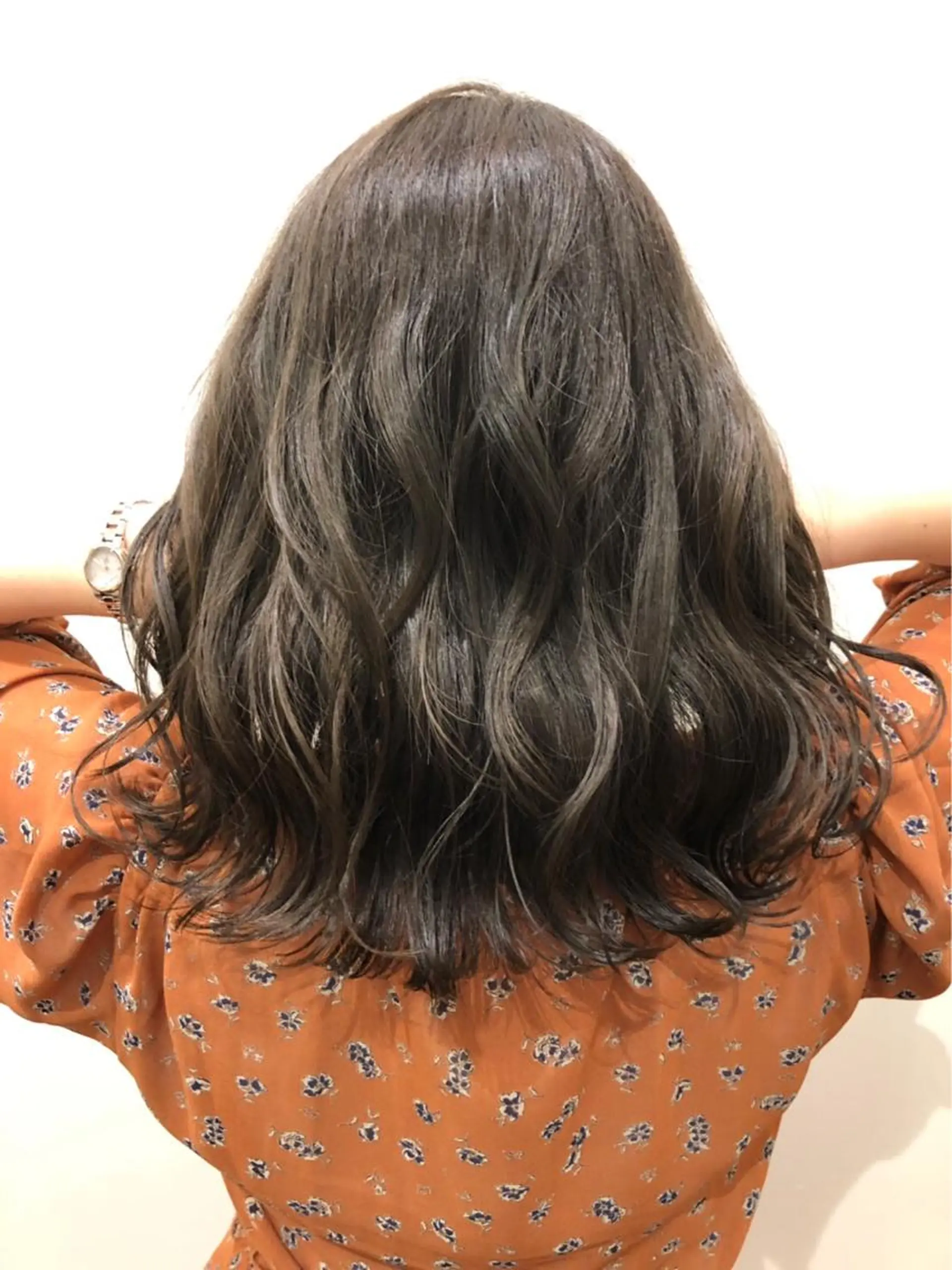 ミディアム 石田 優菜のヘアスタイル