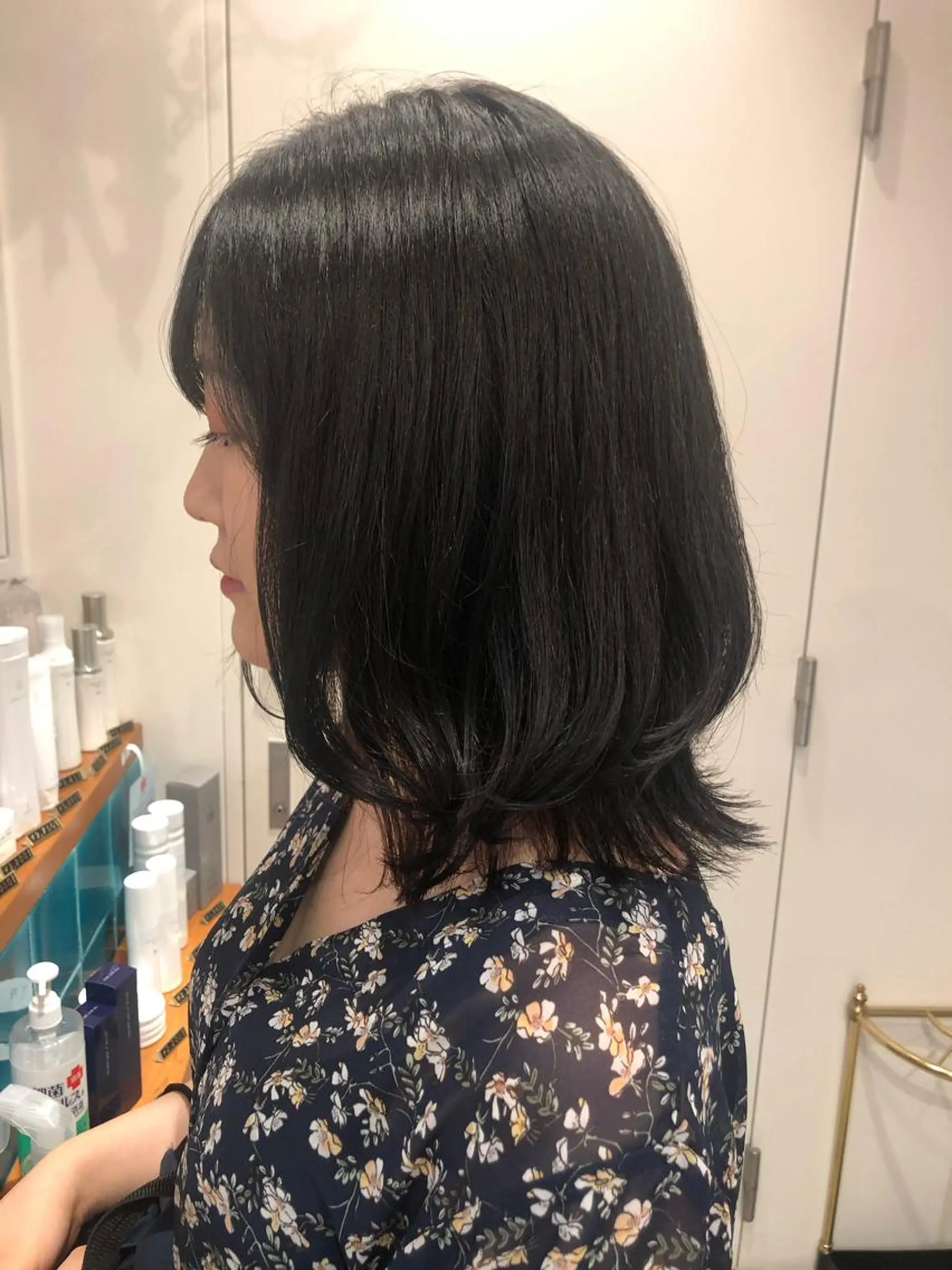 ミディアム MIOベージュカラー 柔らかいカラーのヘアスタイル