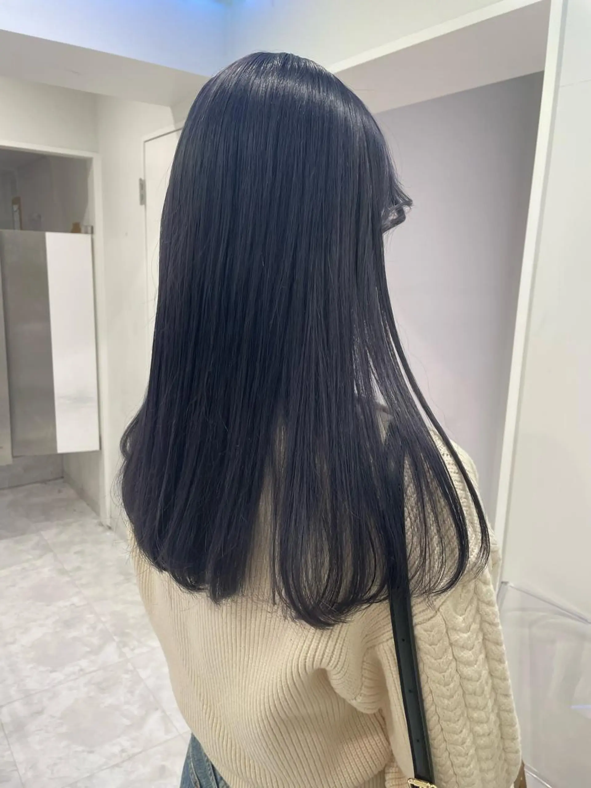 ロング カラー グレージュ ハイトーンカラー ラベンダーカラー ラベンダーグレージュ ラベンダーグレー トレンドカラー MAHOのヘアスタイル