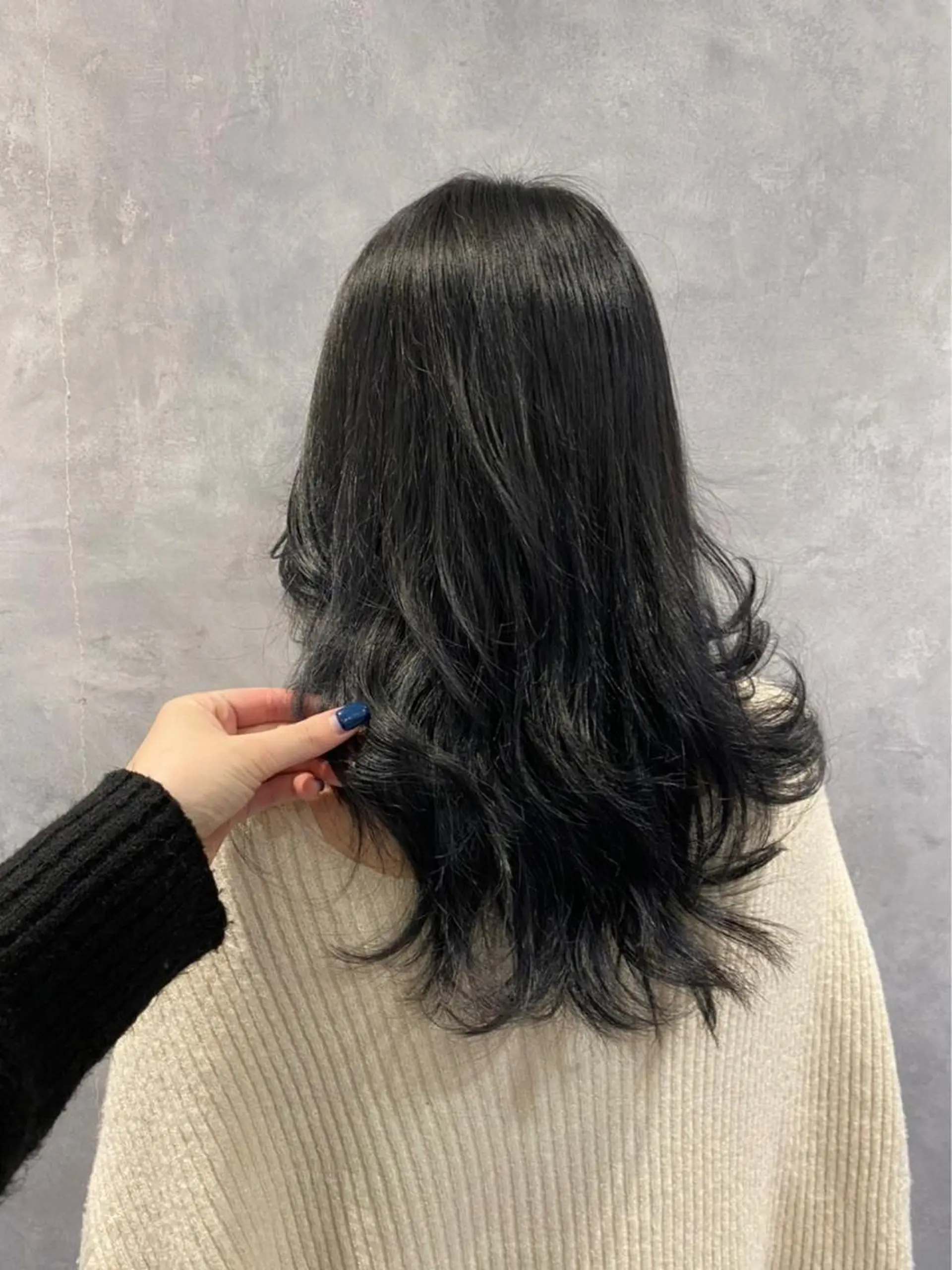 カラー 黒髪 ブルーカラー ブルーブラック HEDI所属・茨木 まひろのヘアスタイル