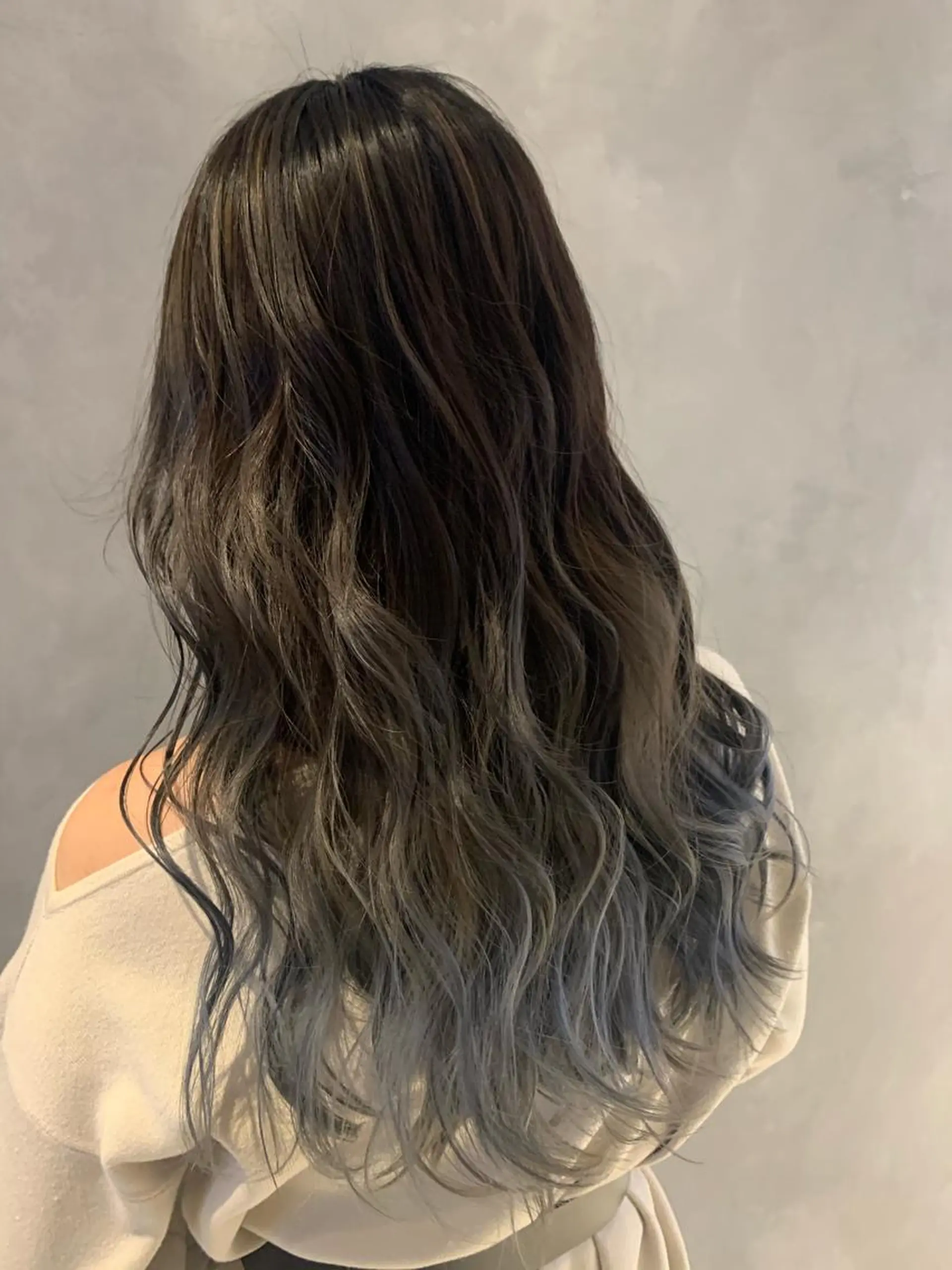 ロング カラー バレイヤージュ ブルーカラー レイヤーカット 長谷川 沙紀のヘアスタイル