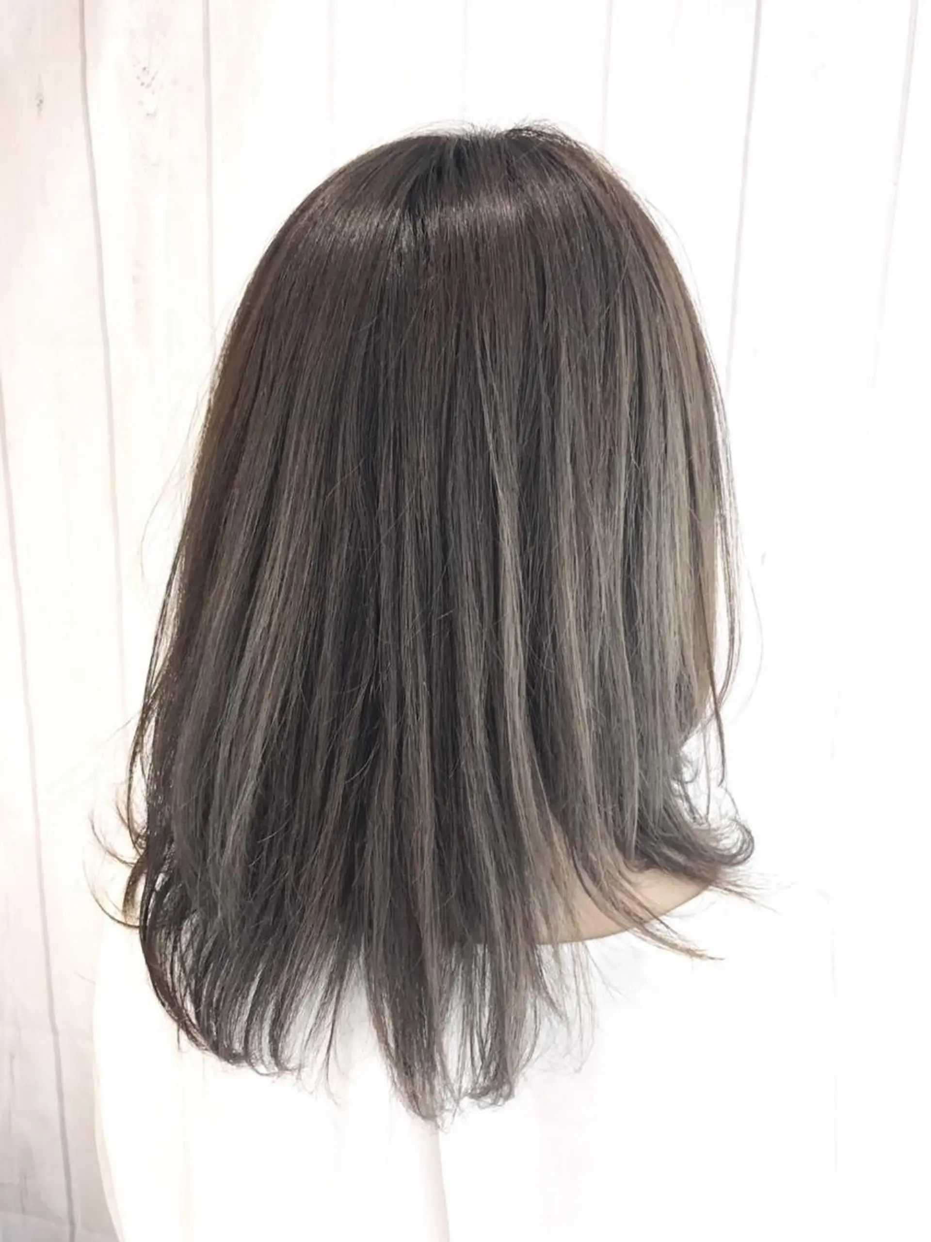 ミディアム カラー アッシュ ベージュカラー ぱつっとボブ/ 小野あかねのヘアスタイル