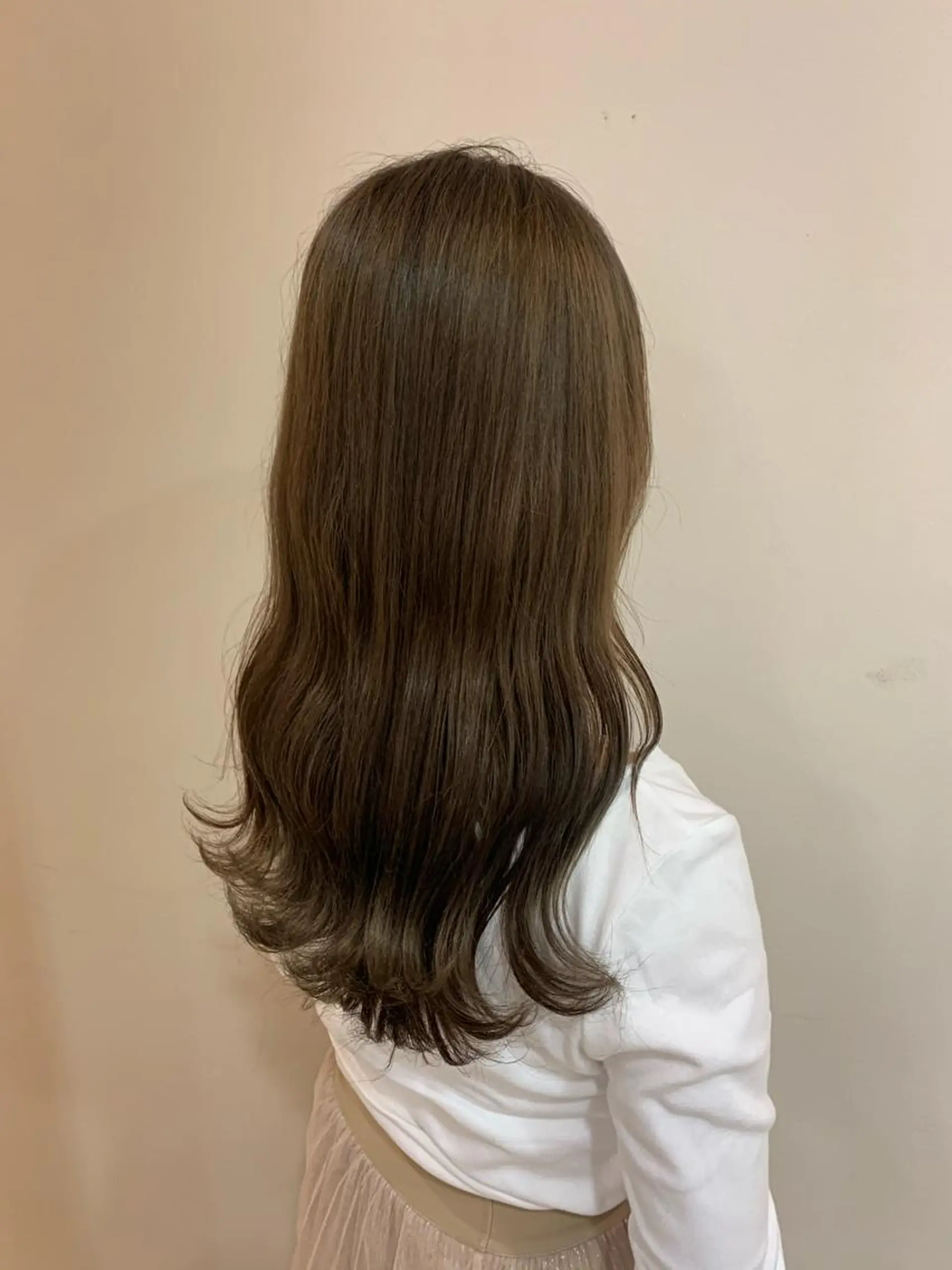 ロング カラー ベージュカラー ミルクティーベージュ ヘアカラー ヘッドスパ 顔まわりカット✄ ベージュカラー🧸のヘアスタイル