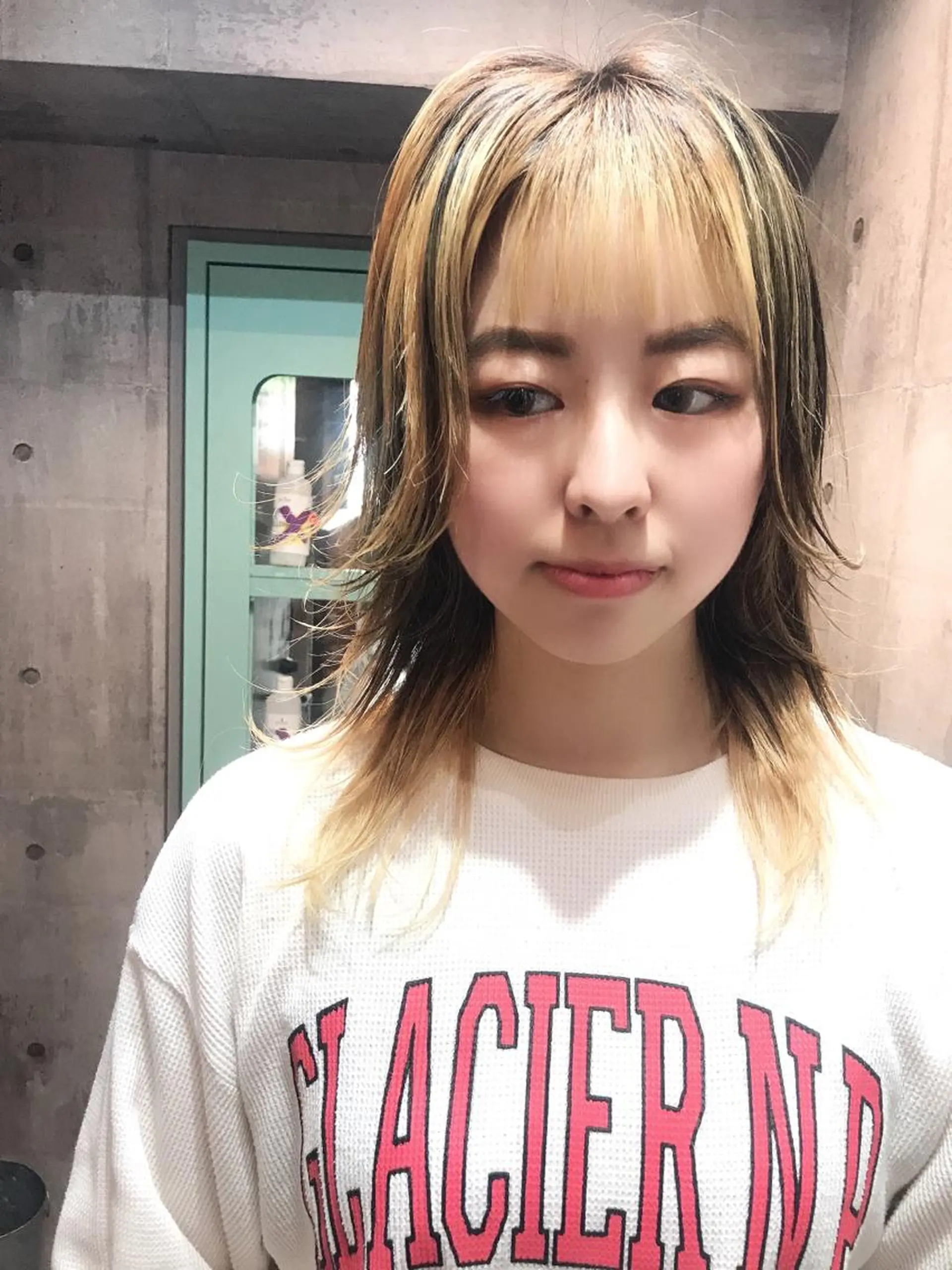 ミディアム カラー ハイライトカラー ハイライト ウルフカット ホワイト&レイヤーカ ットエクステ長畠俊輔のヘアスタイル