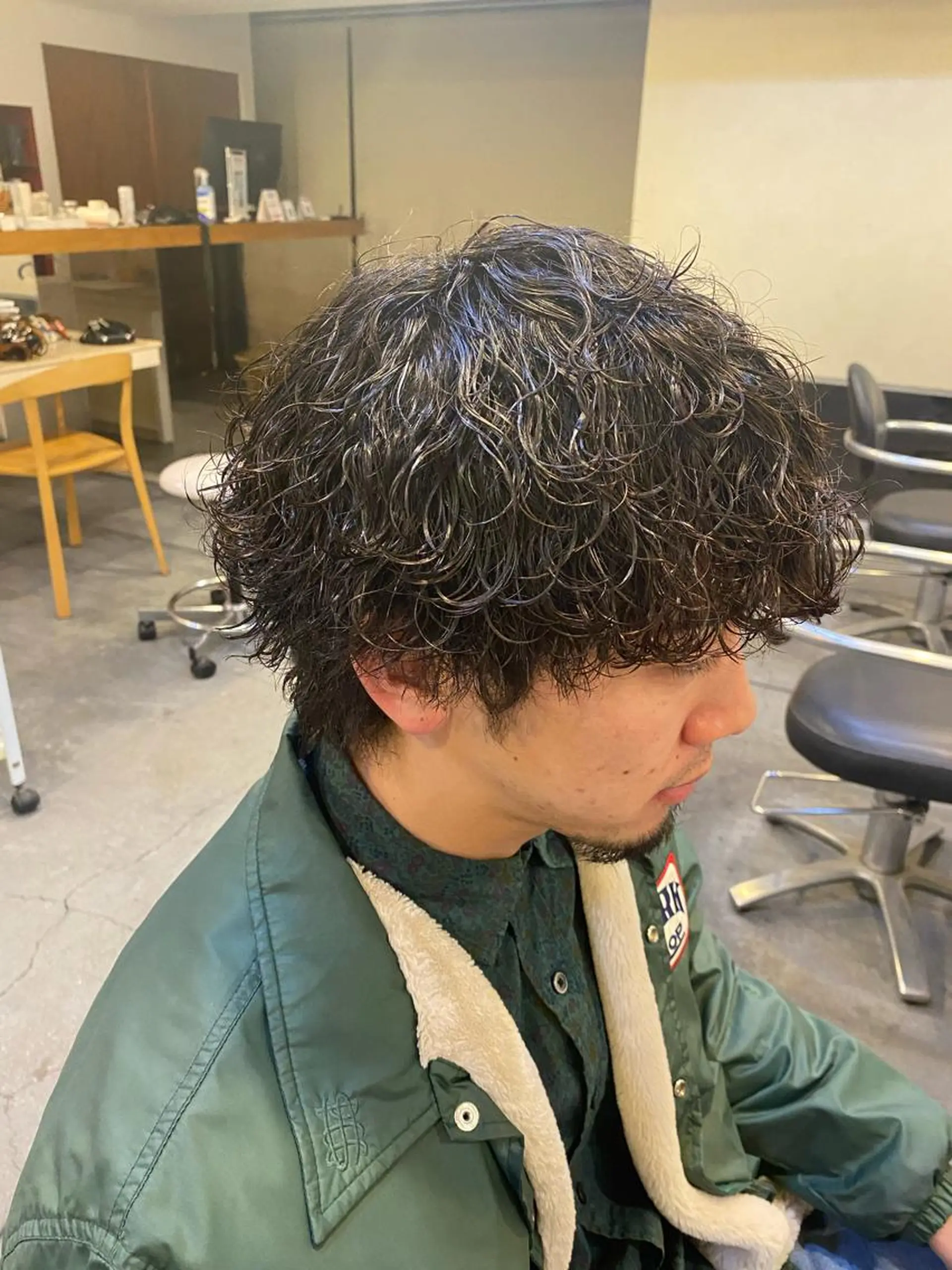 ミディアム パーマ メンズ 波巻きパーマ 小野 康生のヘアスタイル