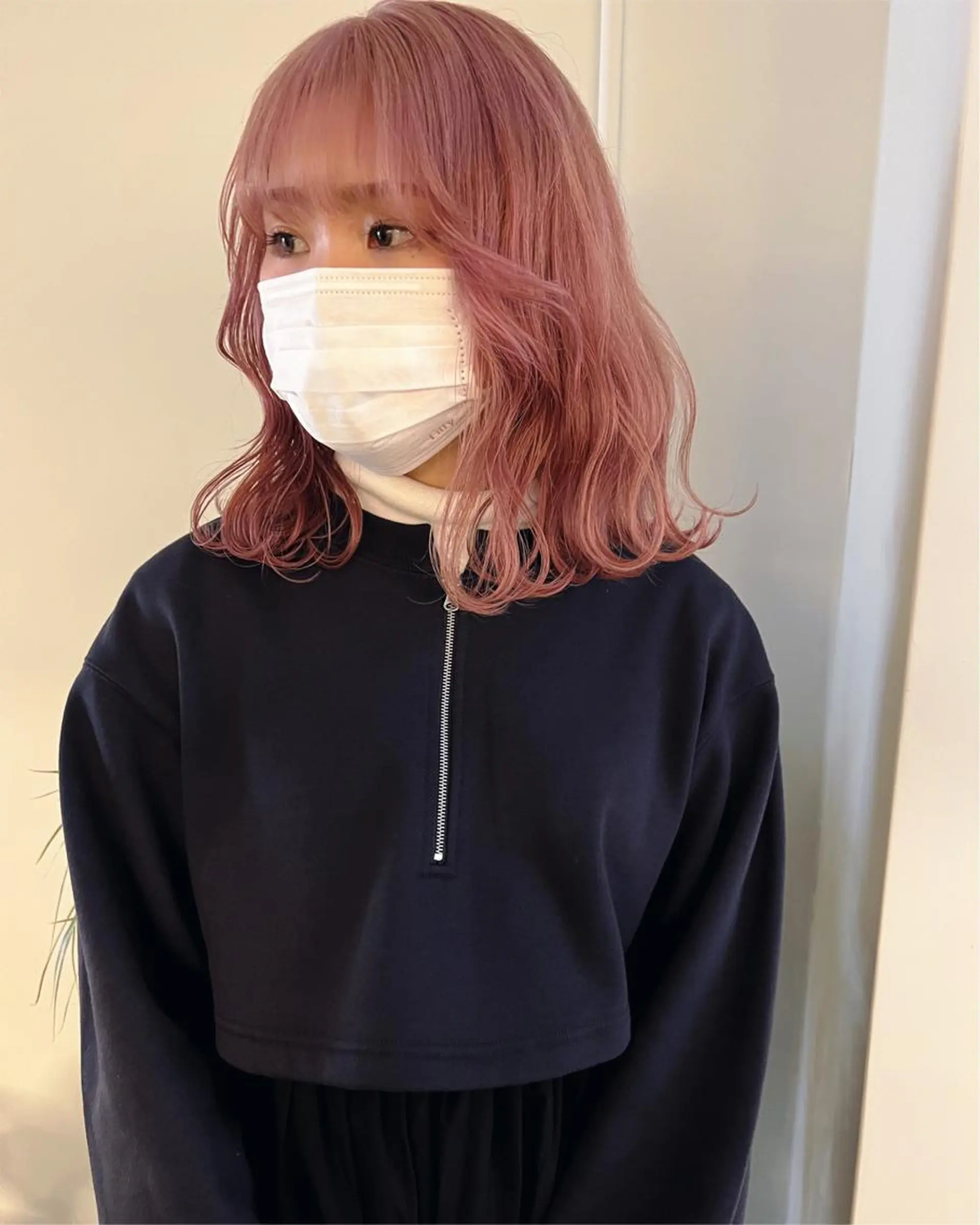 ミディアム カラー ブリーチ ハイトーンカラー ピンクカラー ホワイトピンク RAIMA ハイトーン/ベージュのヘアスタイル