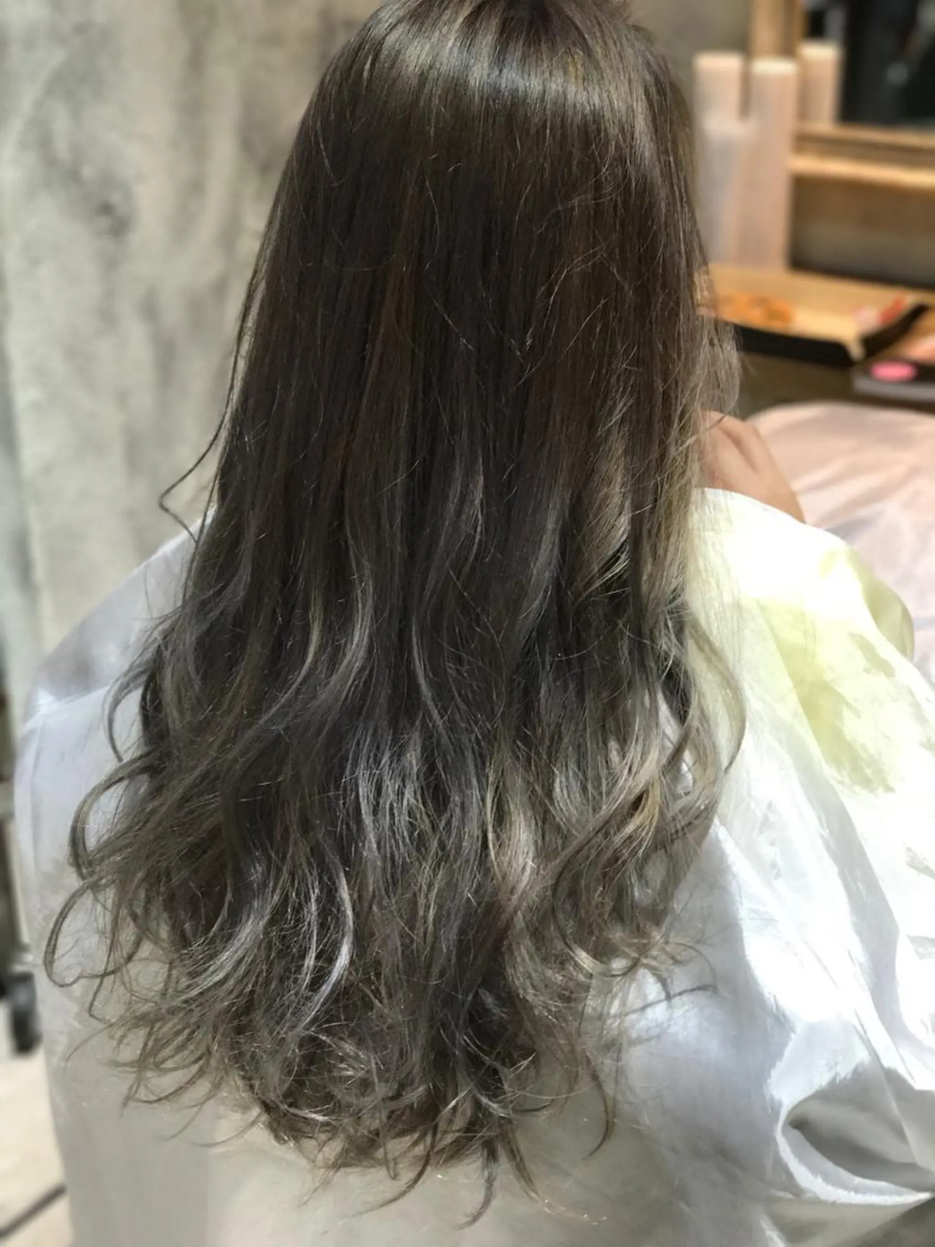 ロング カラー グラデーションカラー ヘアカラー 小林 美央のヘアスタイル